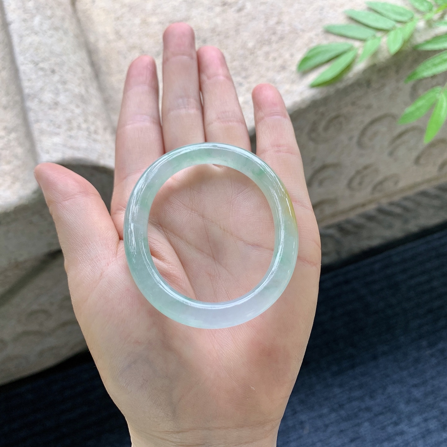 贵妃50 51 圈口51.3/40.5/7.4/7 编码MN051021 描述冰糯黄加绿，水润，种老，细腻，无裂