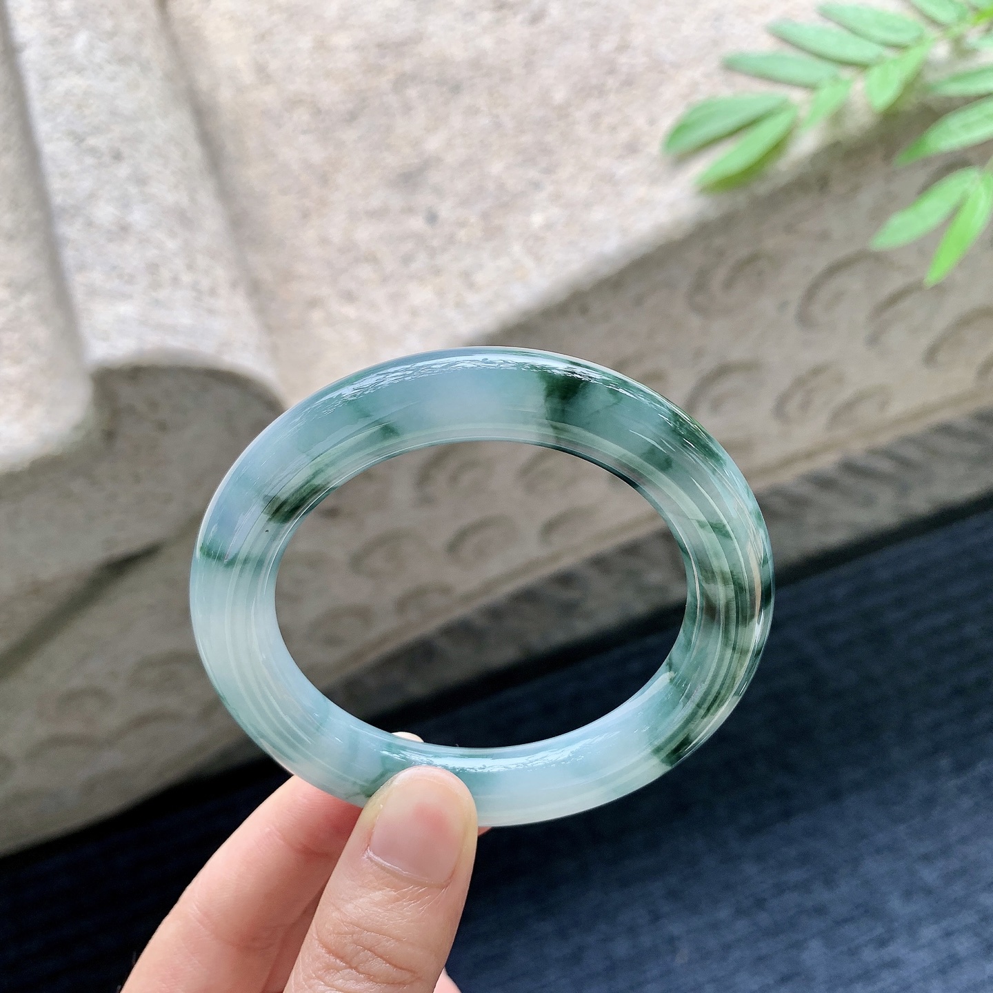 圆条53 54 圈口54.3/10.6/10.8 编码A1051019 细糯飘花，水润，种老，细腻，无裂
