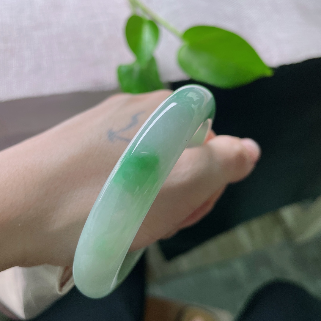 飘绿正圈，水润，细腻，是玉的呼吸，也是岁月的诗，有纹，ss52549a