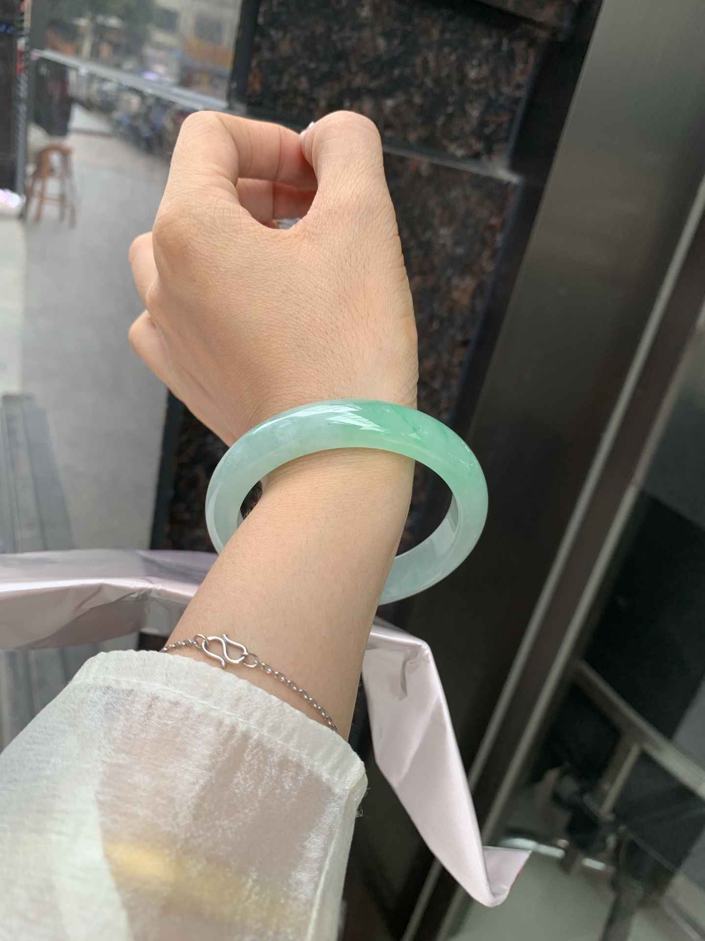 冰飘绿正圈 0509-N662 无裂，底妆冰润清透，一节金丝绿花，鲜艳得像新冒头的嫩芽，灵动清新，即柔和又充满生机
