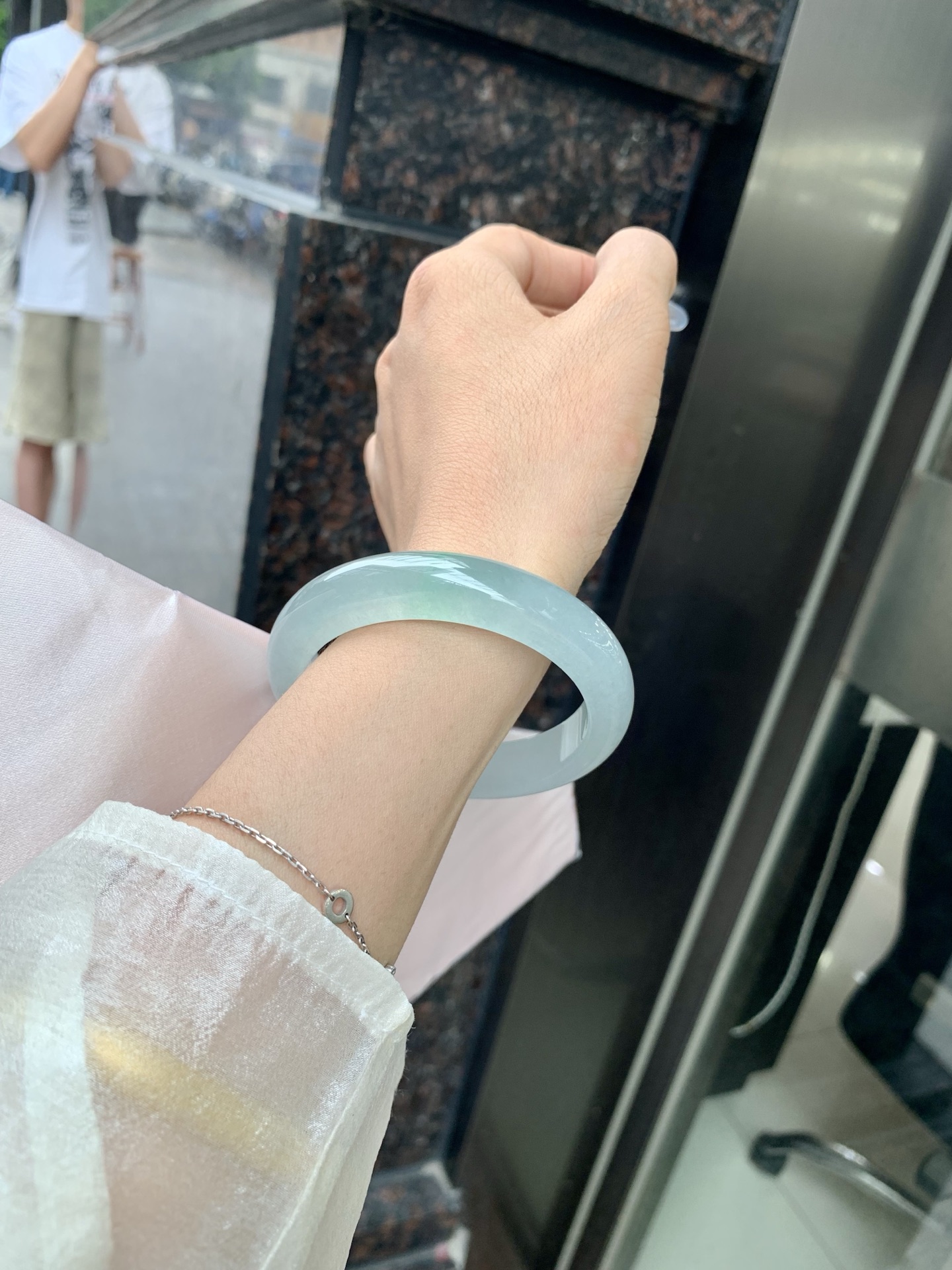底妆冰润清透，飘你一抹金丝绿花，鲜艳得像新冒头的嫩芽，灵动清新，即柔和又充满生机。