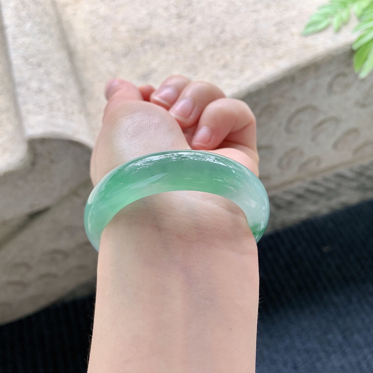 贵妃53 54 圈口54/46.8/13/8 编码A1051023 描述糯冰晴绿，水润，种老，细腻，打灯有棉线