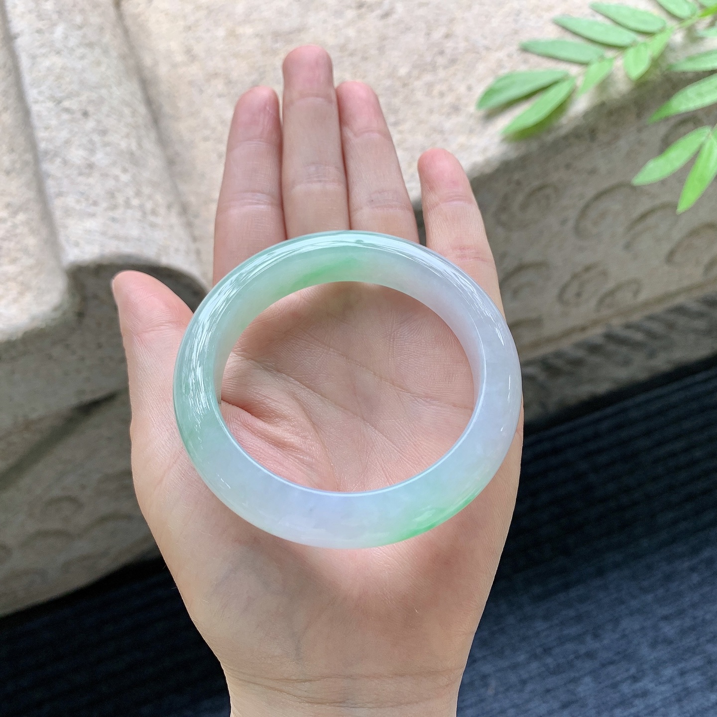 正圈53 54 圈口54.1/12.4/9 编码MN051020 描述糯冰飘阳绿，水润，种老，细腻，打灯有絮线
