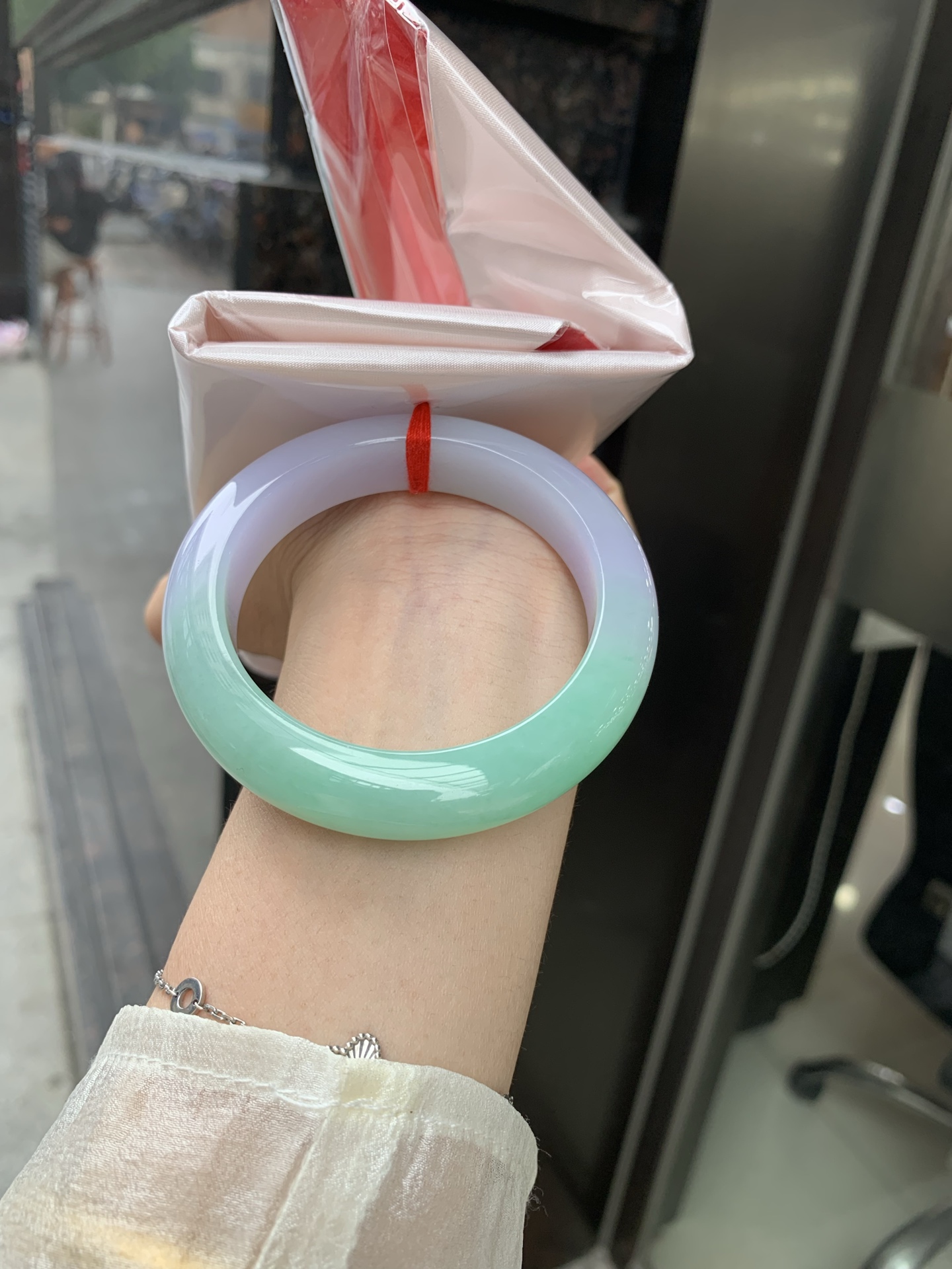 春彩半山水正圈 53.5-9.3-12.5 0509-N674 打灯有纹，底妆细腻，半山半水果绿与紫罗兰相互映衬，相得益彰，大气高雅