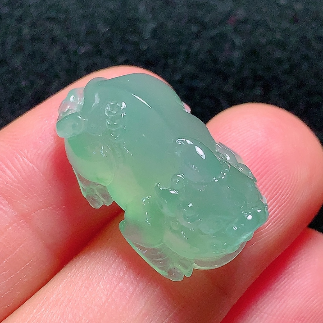 ️冰种底色貔貅，种老水头好，又冰又润，饱满无裂，尺寸：24.7/15.7/11.3mm