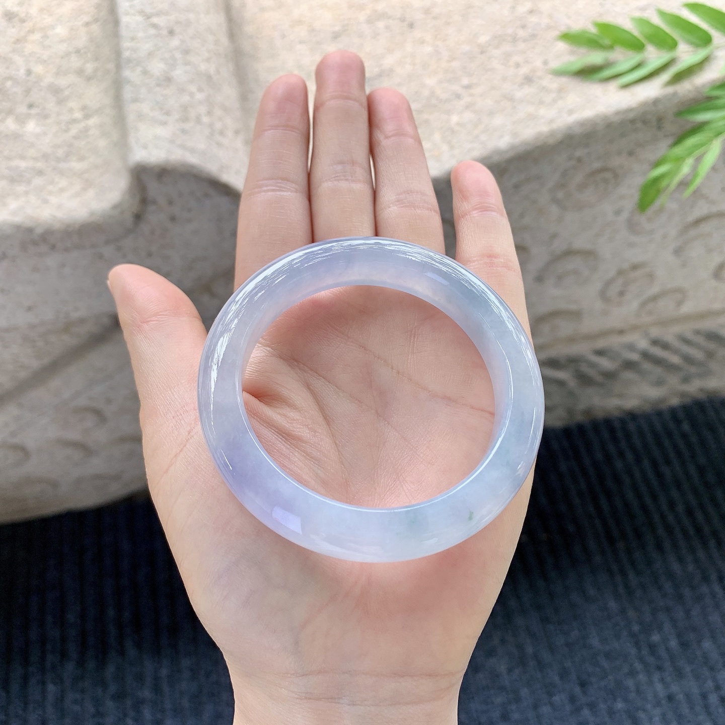 正圈52 53 【圈口】53.8/11/9 【编码】C5050281 【描述】冰糯，水润，种老，细腻，打灯有絮线