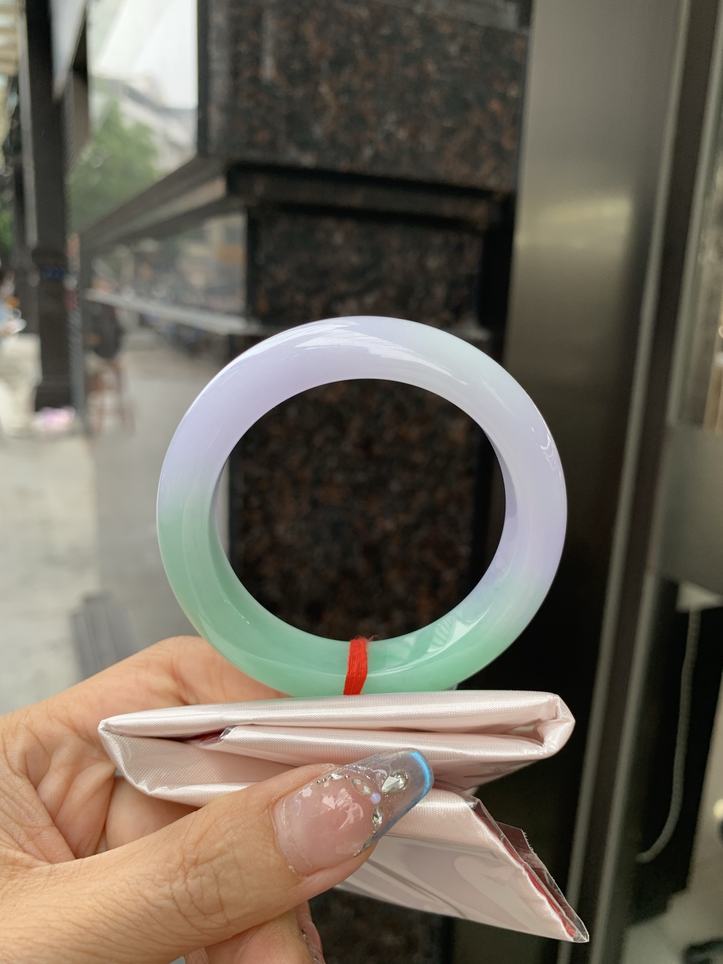 春彩半山水正圈 53.5-9.3-12.5 0509-N674 打灯有纹，底妆细腻，半山半水果绿与紫罗兰相互映衬，相得益彰，大气高雅