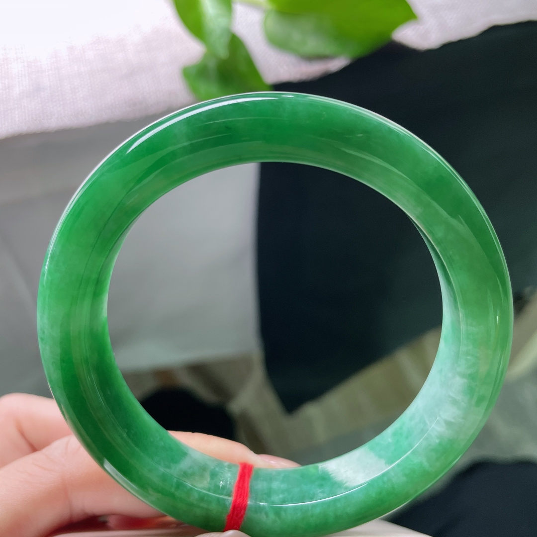 绿底正圈，大圈口，通体凝翠，绿意盎然，腕间一抹春色，自带人间贵气。有纹，ss52905a