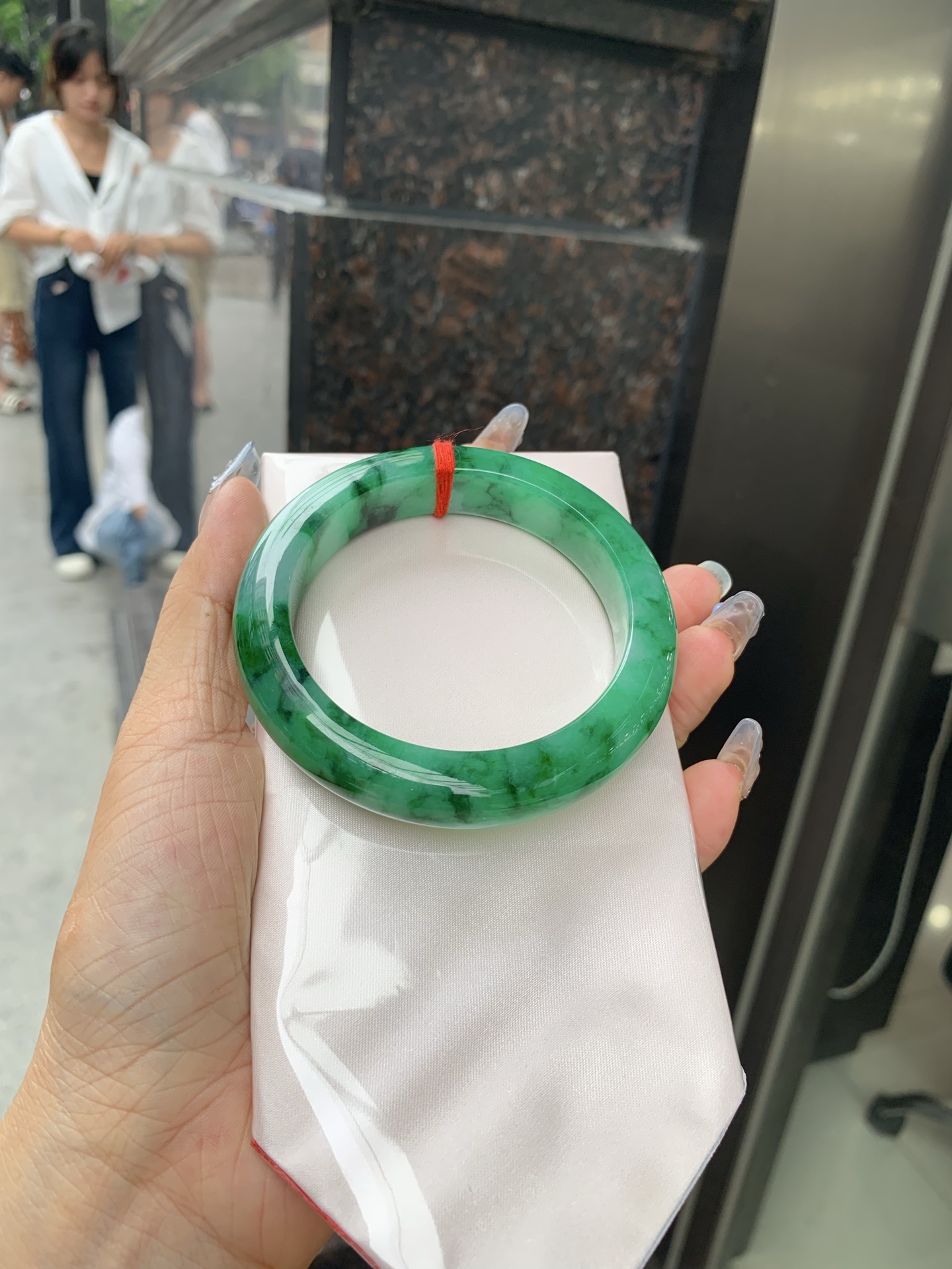 满绿正圈 58.7-10-13.3 0509-N670 打灯细纹，微底妆水润，满圈阳绿鲜艳青翠，色泽均匀分布，举手投足之间散发出来的贵气感