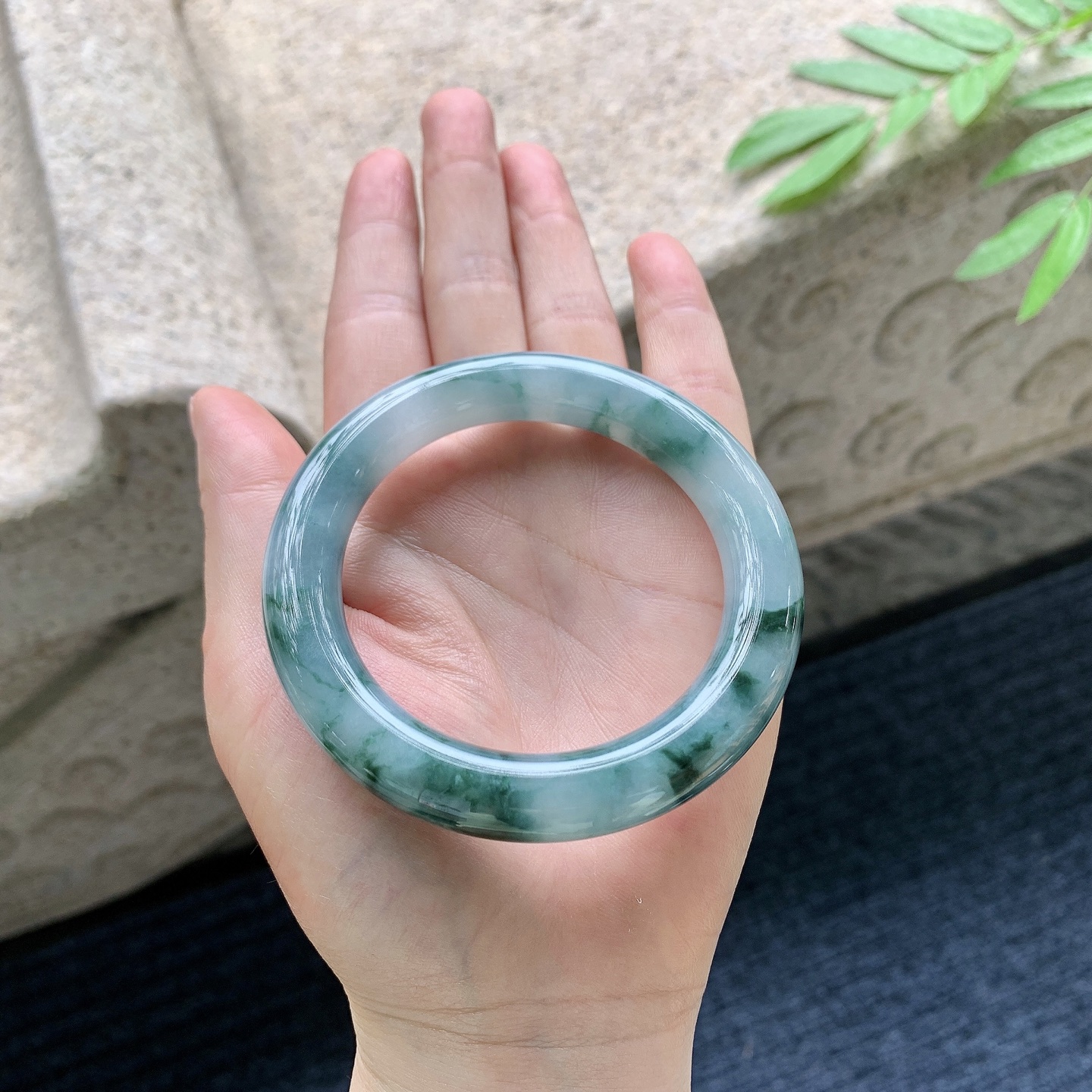圆条53 54 圈口54.3/10.6/10.8 编码A1051019 细糯飘花，水润，种老，细腻，无裂