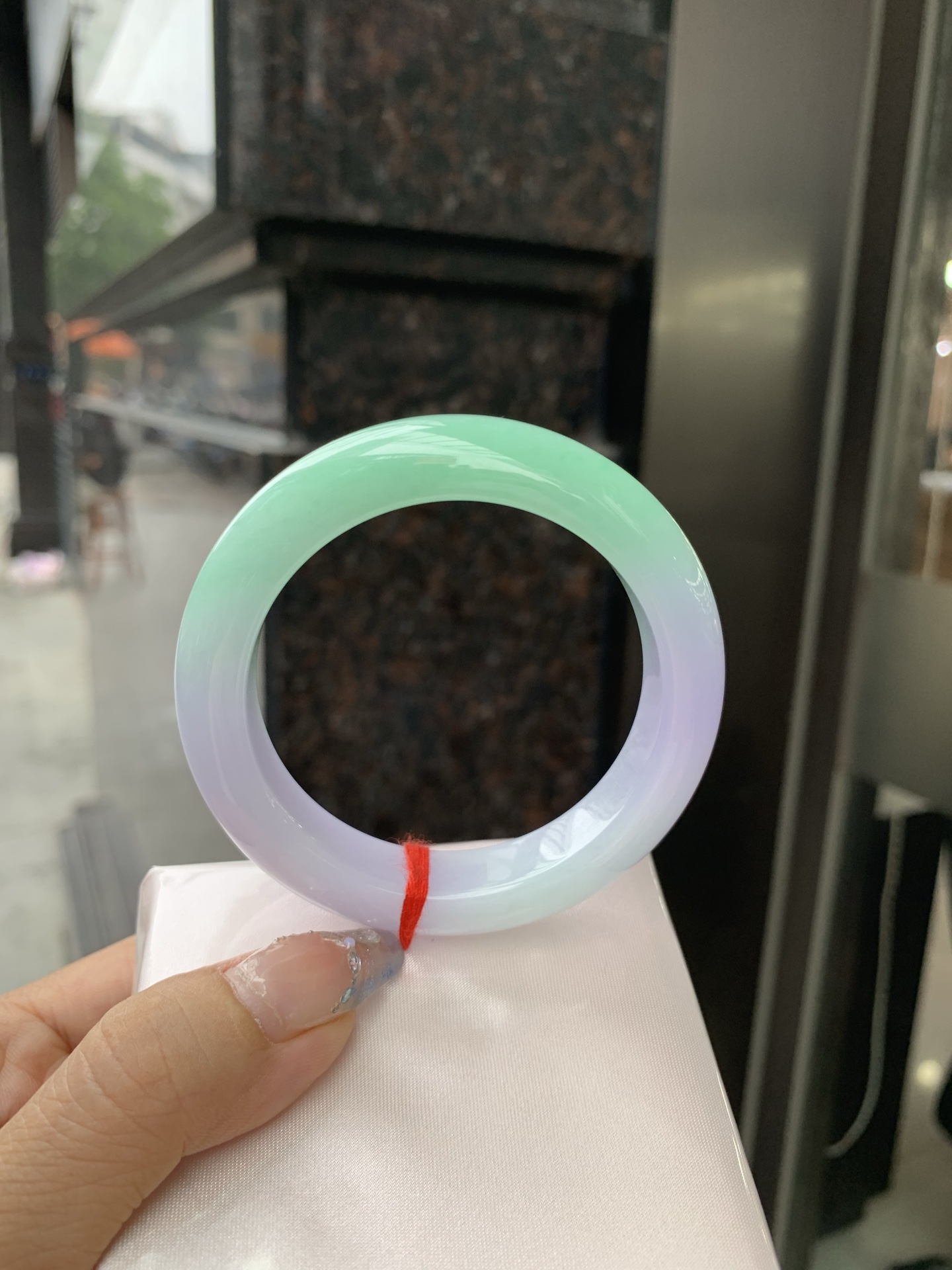 春彩半山水正圈 53.5-9.3-12.5 0509-N674 打灯有纹，底妆细腻，半山半水果绿与紫罗兰相互映衬，相得益彰，大气高雅
