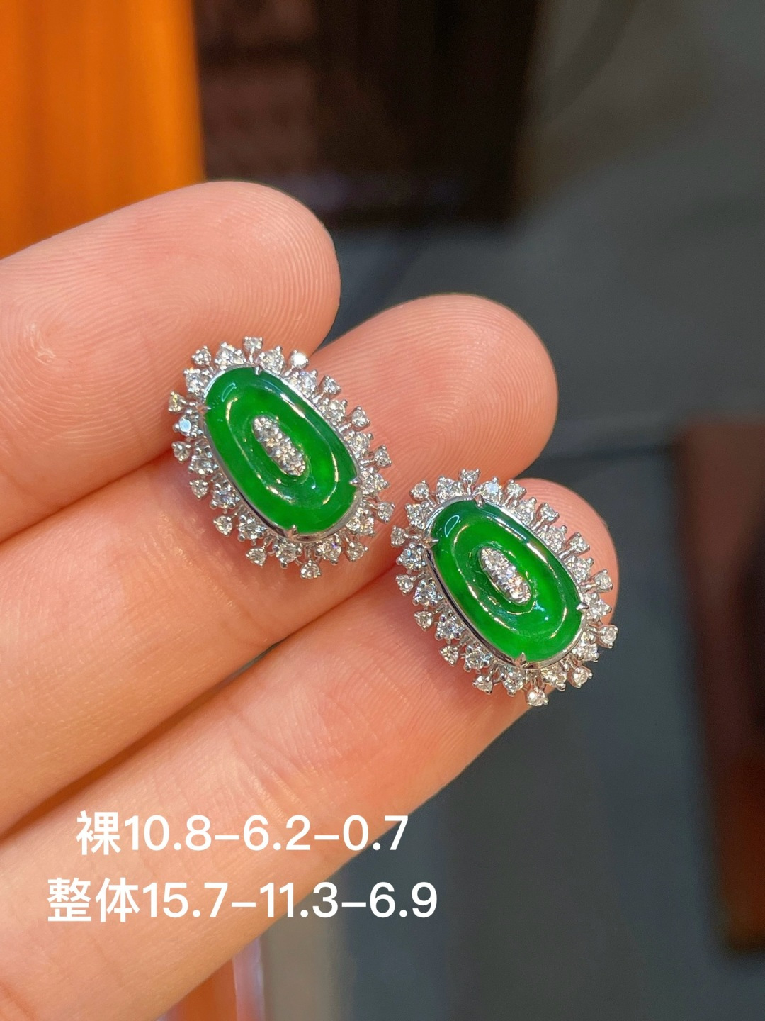 阳绿扣子耳钉 无裂 18k金镶嵌 强烈推荐，15.7-11.3-6.9
