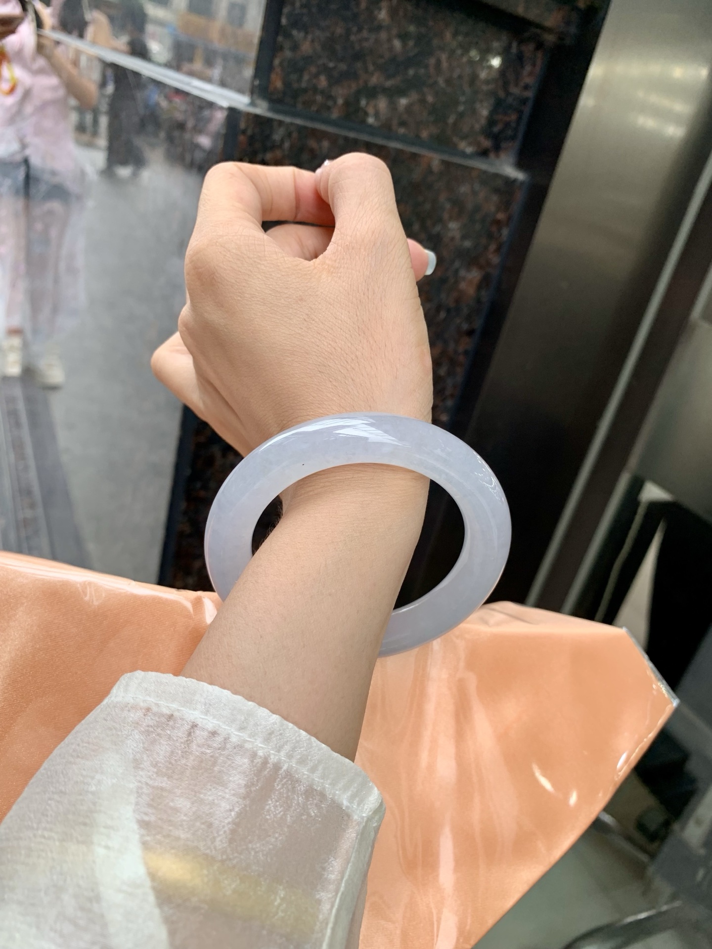 白冰圆条 57.7-11.9-12.2 0509-N470-1 无裂，底妆冰润，一腕清透，不挑肤色年龄，时尚简约，无色亦动人