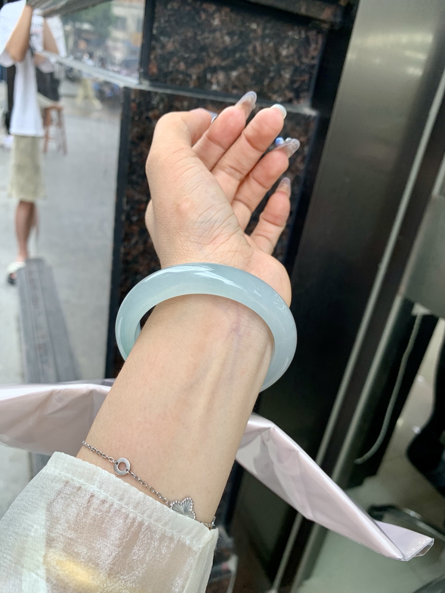 底妆冰润清透，飘你一抹金丝绿花，鲜艳得像新冒头的嫩芽，灵动清新，即柔和又充满生机。