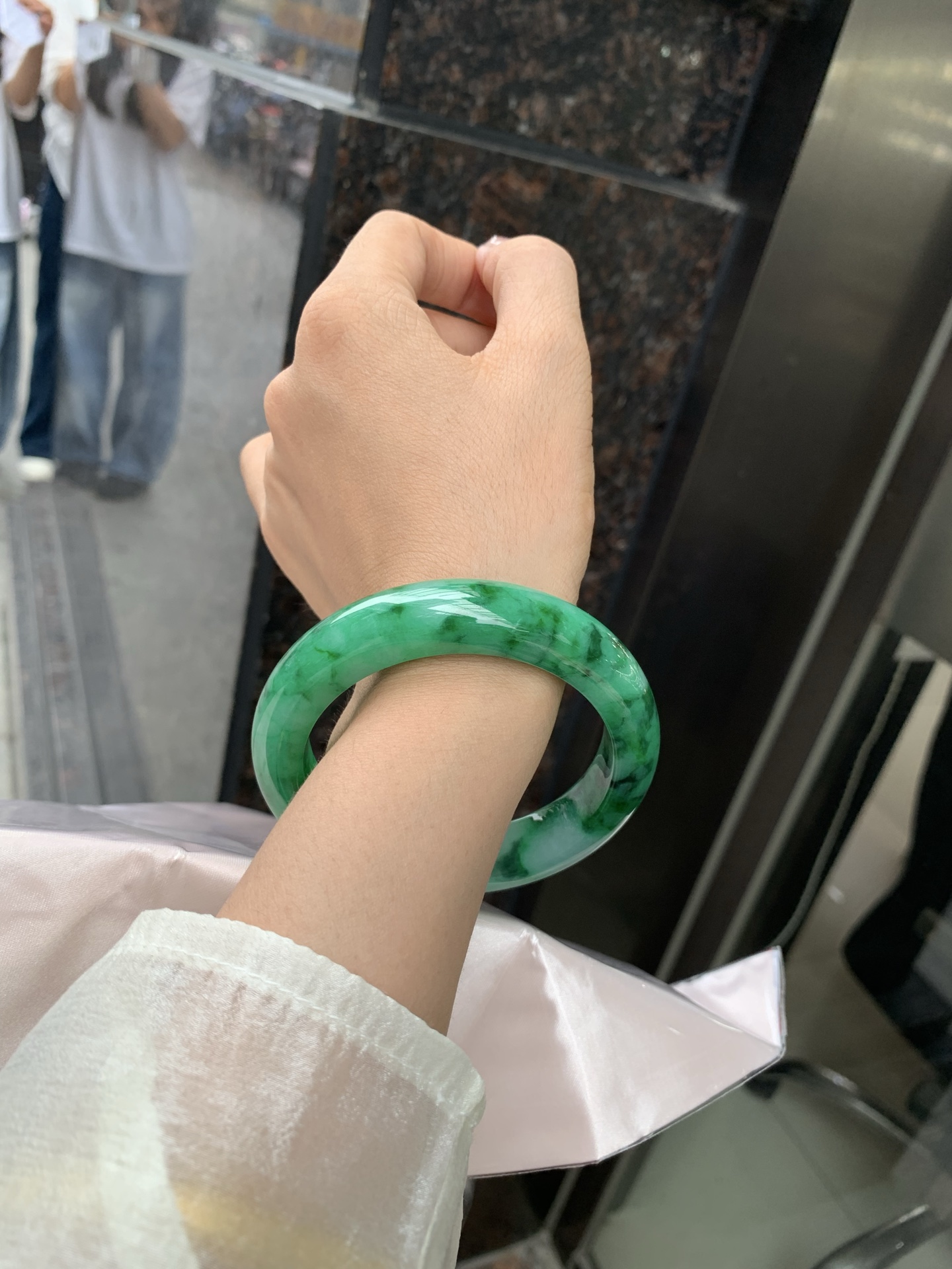 满绿正圈 58.7-10-13.3 0509-N670 打灯细纹，微底妆水润，满圈阳绿鲜艳青翠，色泽均匀分布，举手投足之间散发出来的贵气感
