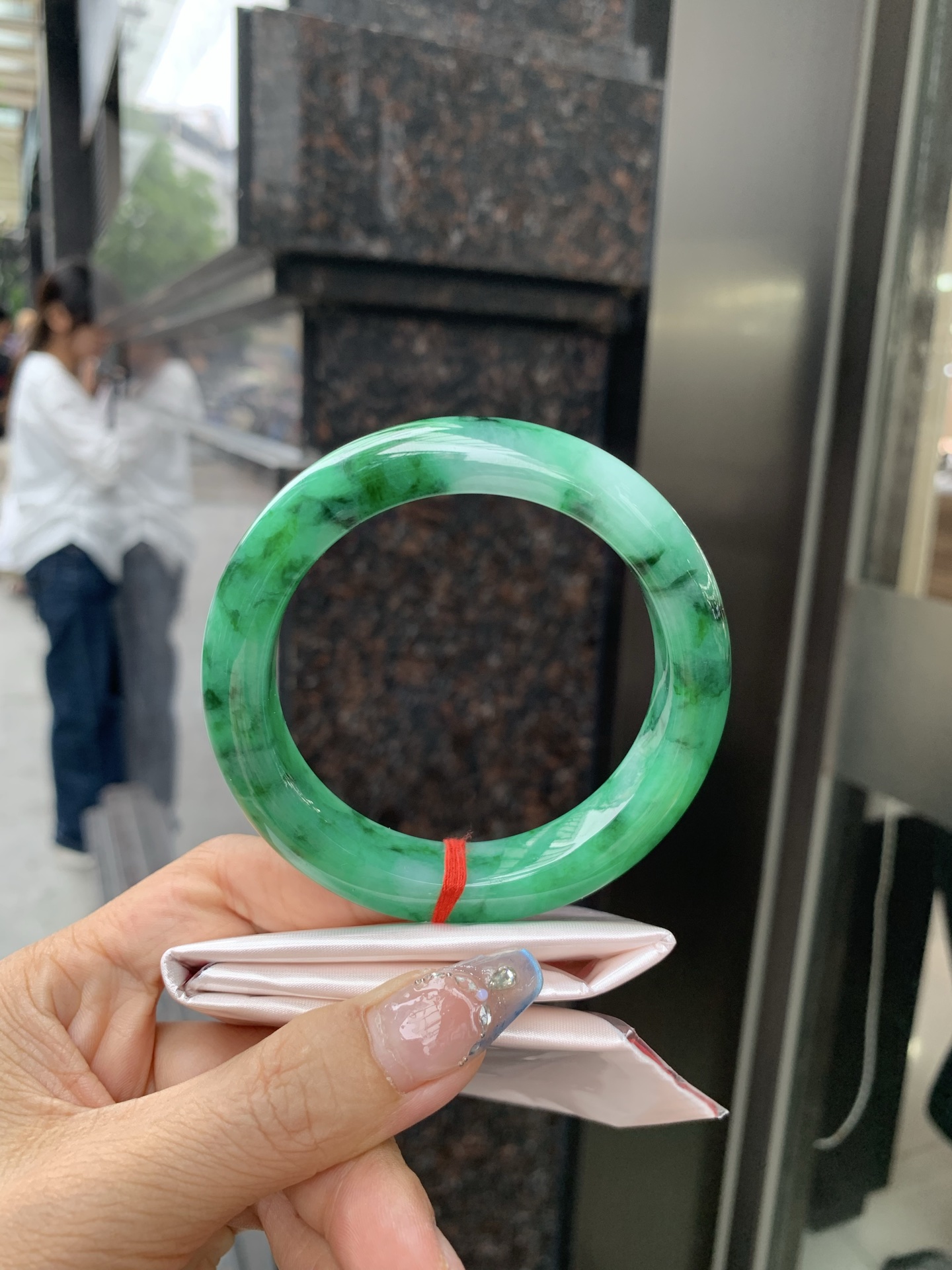 满绿正圈 58.7-10-13.3 0509-N670 打灯细纹，微底妆水润，满圈阳绿鲜艳青翠，色泽