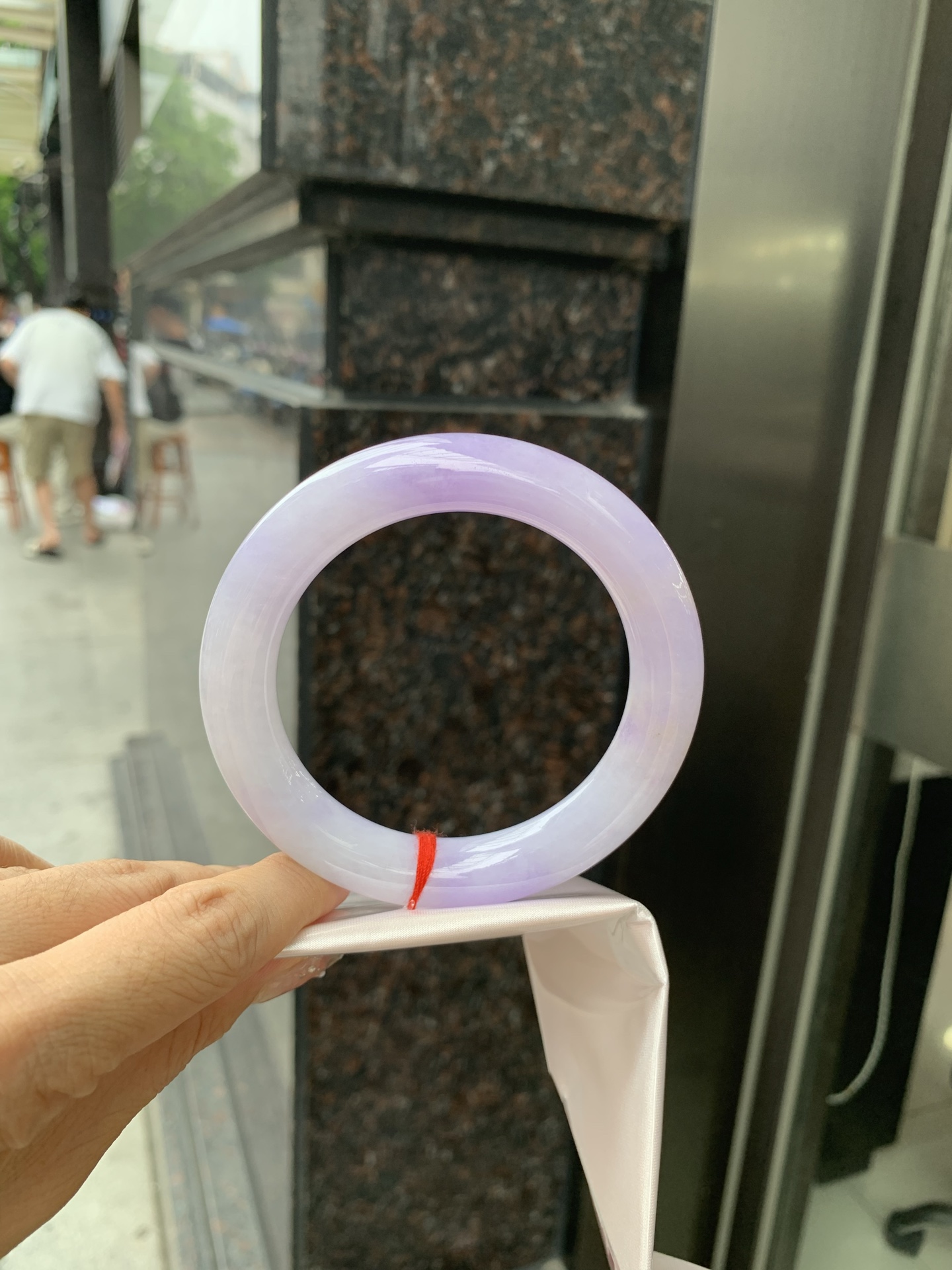 圆条 60.8-12-11.6 0509-N668 打灯细纹，底妆水润，一节圈吸睛抢眼，浪漫迷人，仙气飘飘，优雅高贵显气质，感满满，满满底色均匀不失色，不同光线不一样视觉感受