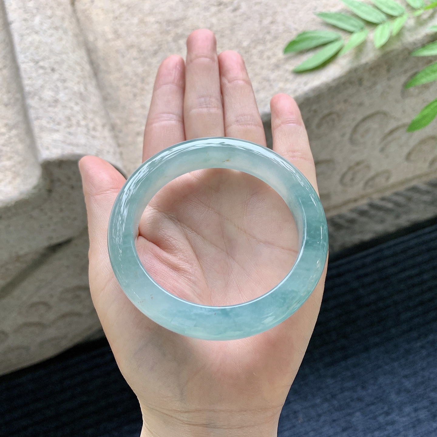 正圈54 55 【圈口】55.8/12.4/9 【编码】FL051025 【描述】冰糯飘花，水润，种老，细腻，打灯有纹线