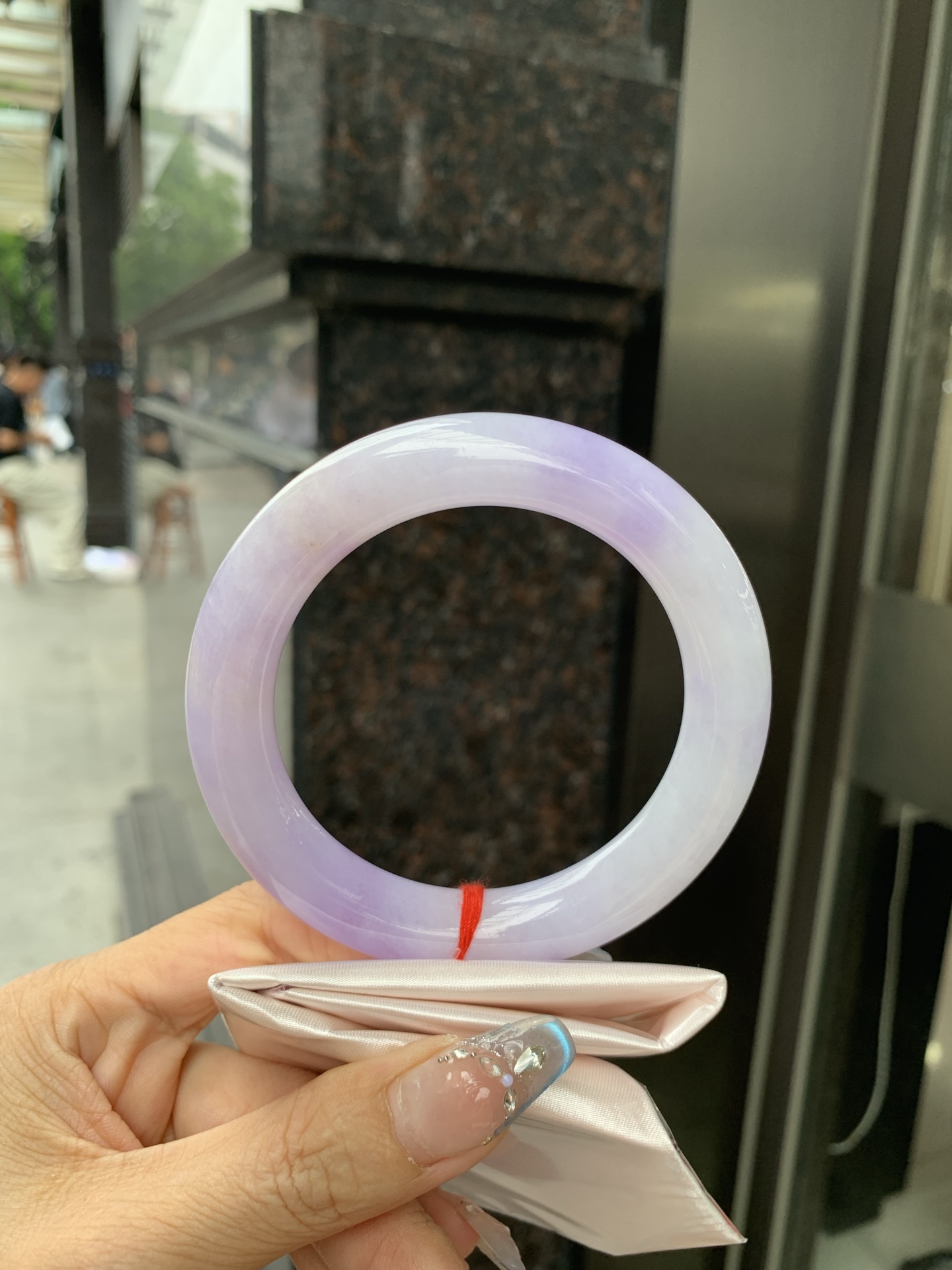 圆条 60.8-12-11.6 0509-N668 打灯细纹，底妆水润，一节圈吸睛抢眼，浪漫迷人，仙气飘飘，优雅高贵显气质，感满满，满满底色均匀不失色，不同光线不一样视觉感受