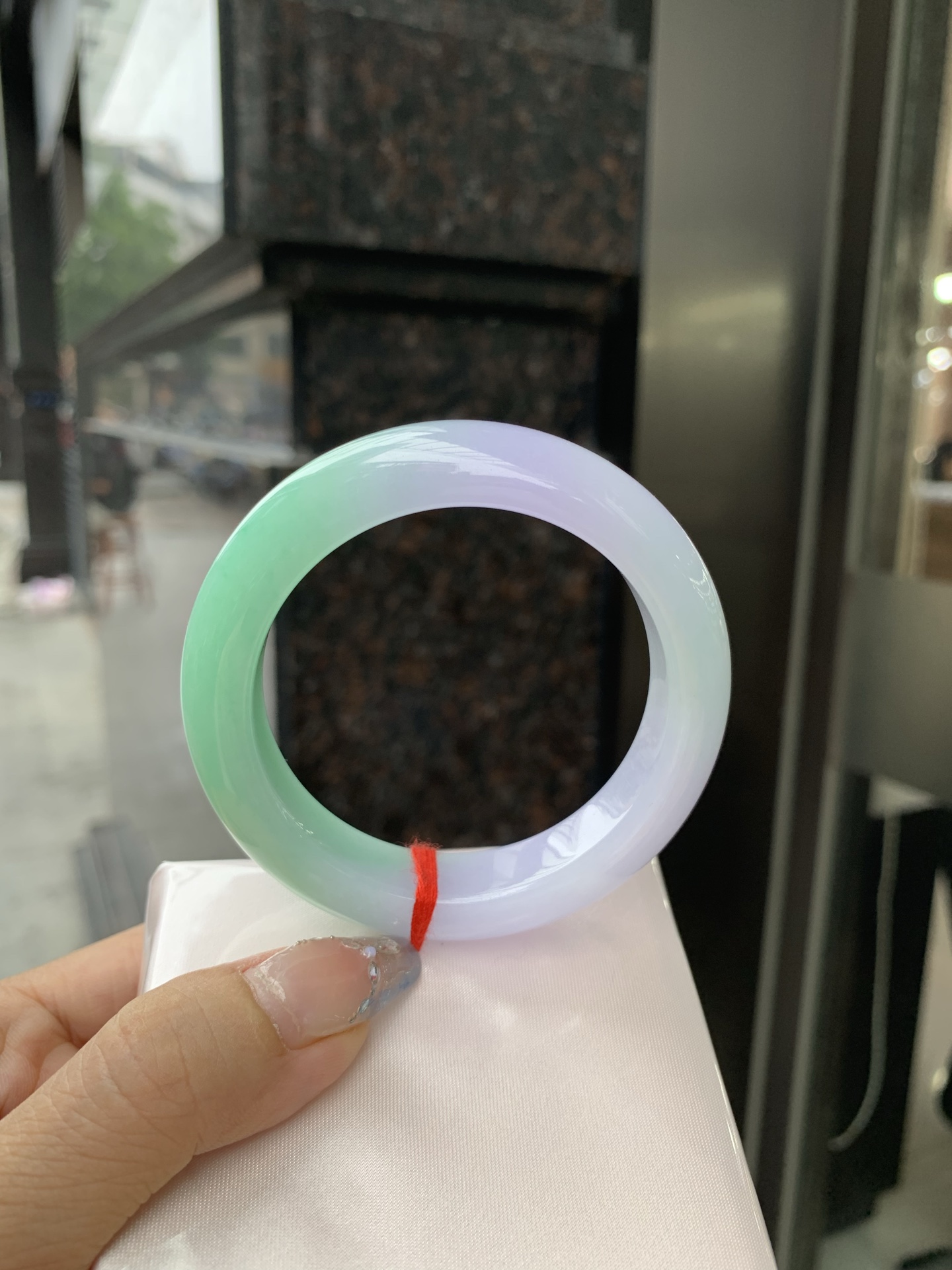 春彩半山水正圈 53.5-9.3-12.5 0509-N674 打灯有纹，底妆细腻，半山半水果绿与紫罗兰相互映衬，相得益彰，大气高雅