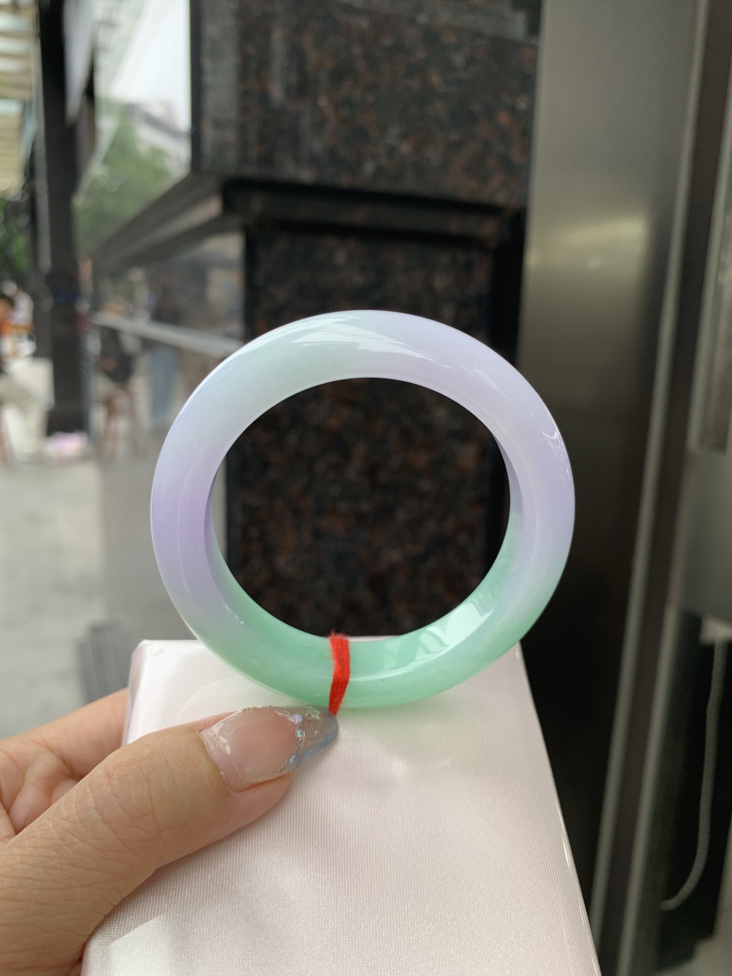 春彩半山水正圈 53.5-9.3-12.5 0509-N674 打灯有纹，底妆细腻，半山半水果绿与紫罗兰相互映衬，相得益彰，大气高雅