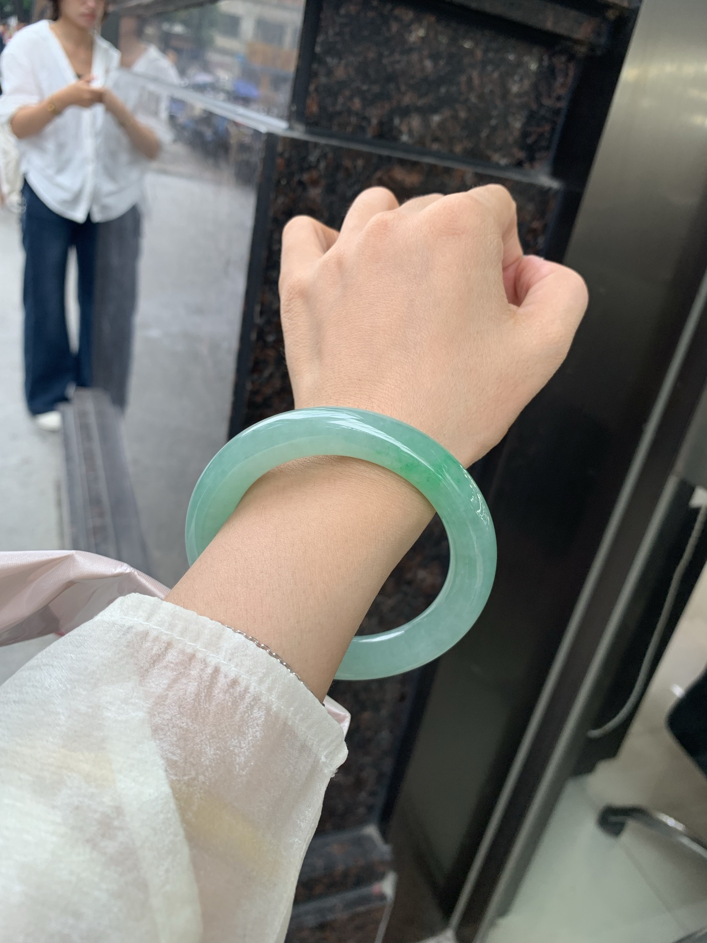 满果绿圆条 60.8-12-12.1 0509-N653 打灯细纹，底妆水润，宛如新鲜的青苹果，充满了生机与活力，满圈底色均匀，上手显白显气质，折射出迷人的光芒