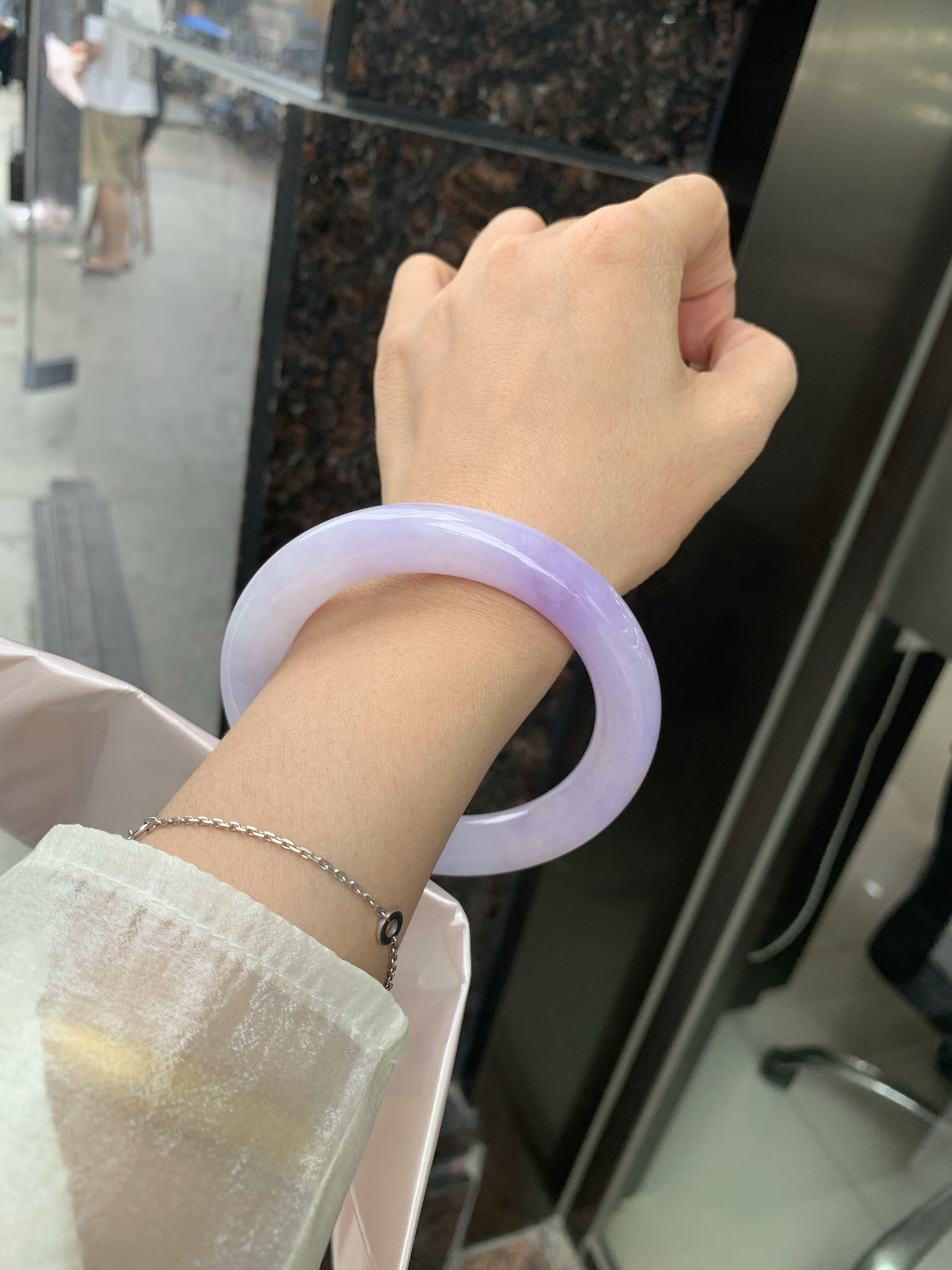 圆条 60.8-12-11.6 0509-N668 打灯细纹，底妆水润，一节圈吸睛抢眼，浪漫迷人，仙气飘飘，优雅高贵显气质，感满满，满满底色均匀不失色，不同光线不一样视觉感受