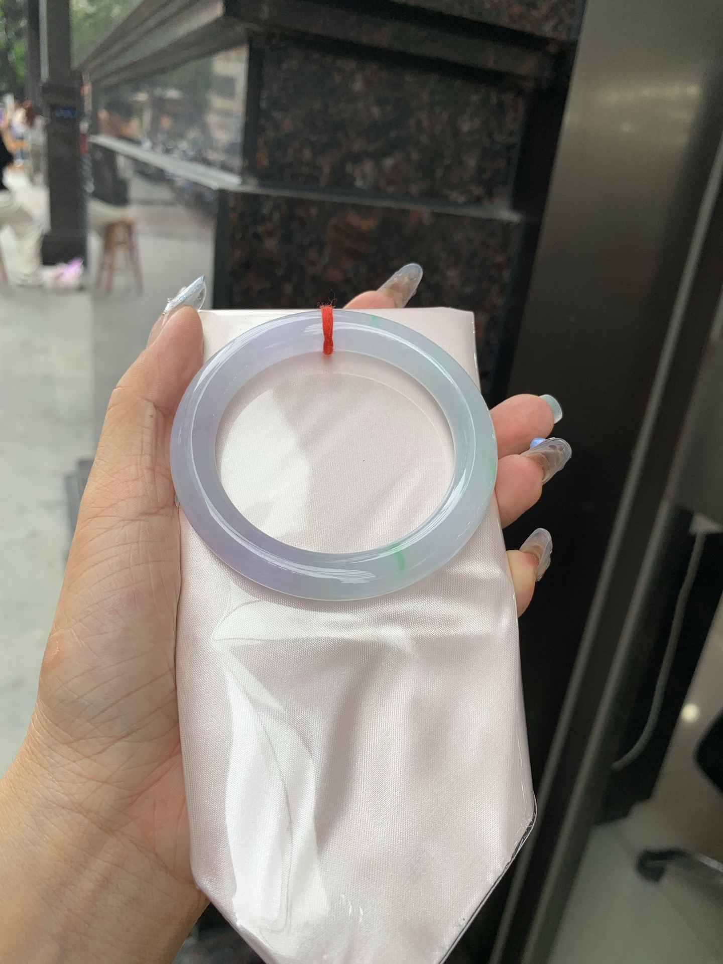 冰淡春彩圆条 0509-N648 打灯冰晶结构，细纹，底妆水润，淡淡粉底色和晴绿底搭配，如春天的繁华。在岁月的长河流转中绽放着独特的魅力，气质温婉而迷人。