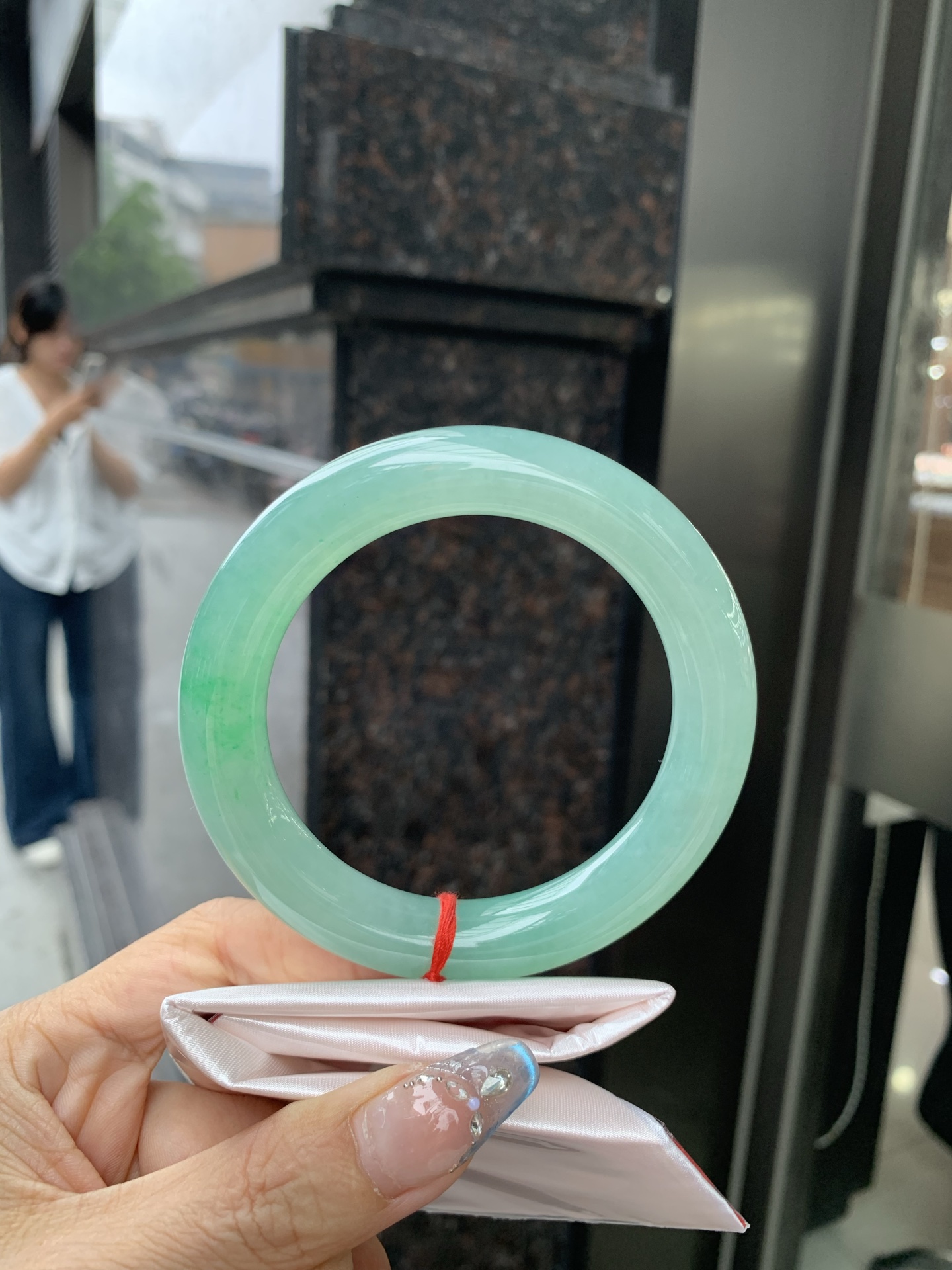 满果绿圆条 60.8-12-12.1 0509-N653 打灯细纹，底妆水润，宛如新鲜的青苹果，充满