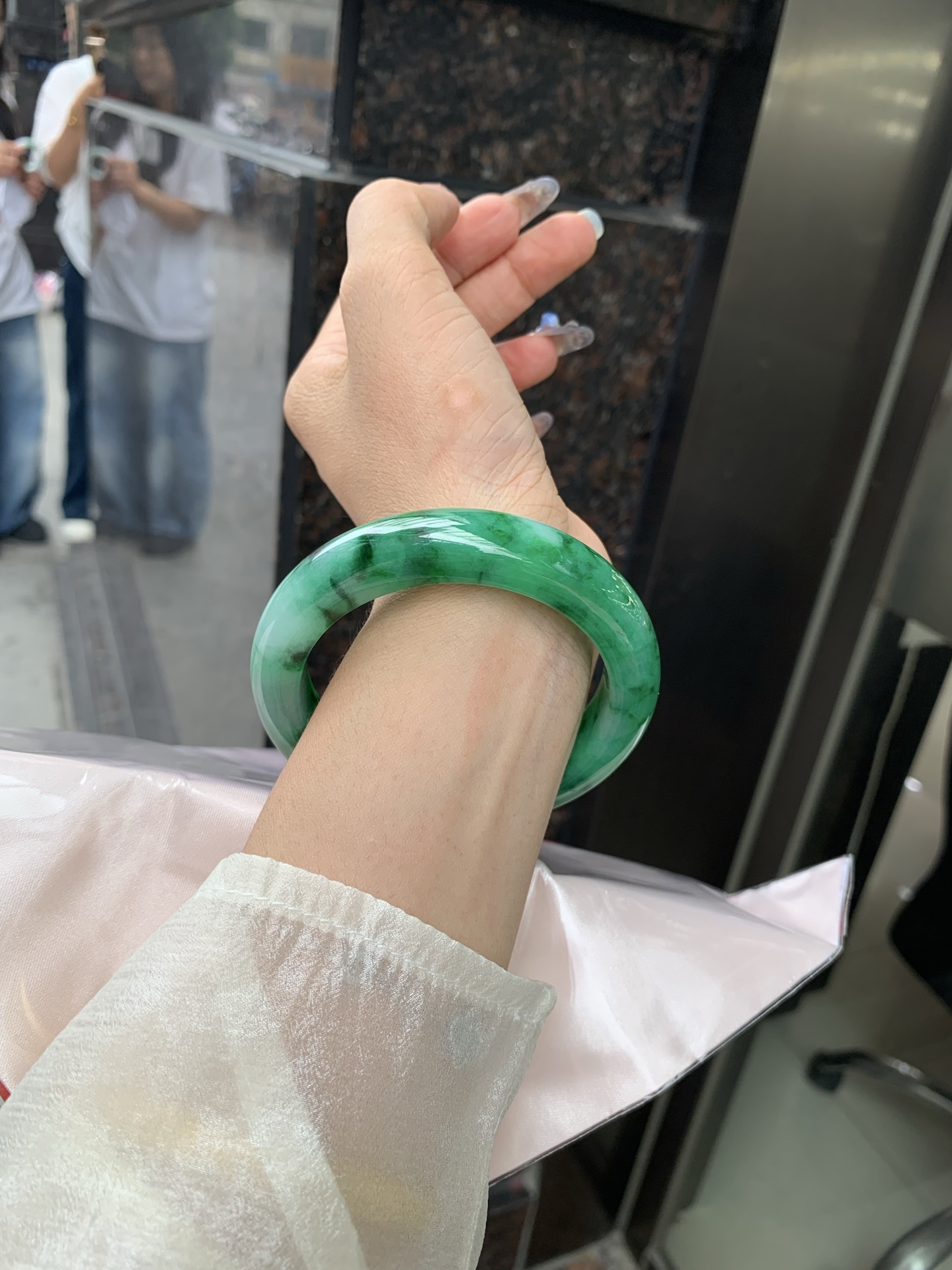 满绿正圈 58.7-10-13.3 0509-N670 打灯细纹，微底妆水润，满圈阳绿鲜艳青翠，色泽均匀分布，举手投足之间散发出来的贵气感