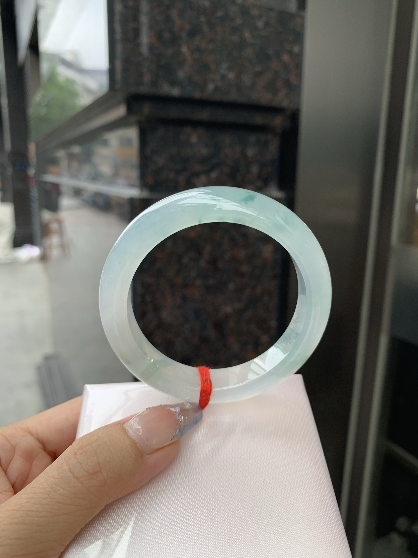 飘花正圈 52.5-8.4-11.7 0509-N667 无裂，底妆冰透起光，蓝花灵动飘逸，勾勒出一幅唯美诗意的山水意境画，古典优雅又秀气