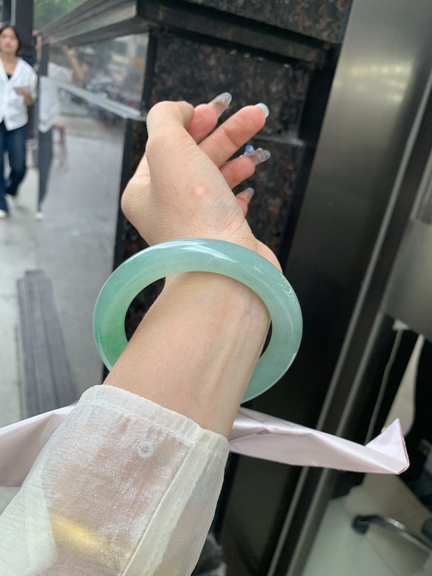 满果绿圆条 60.8-12-12.1 0509-N653 打灯细纹，底妆水润，宛如新鲜的青苹果，充满了生机与活力，满圈底色均匀，上手显白显气质，折射出迷人的光芒