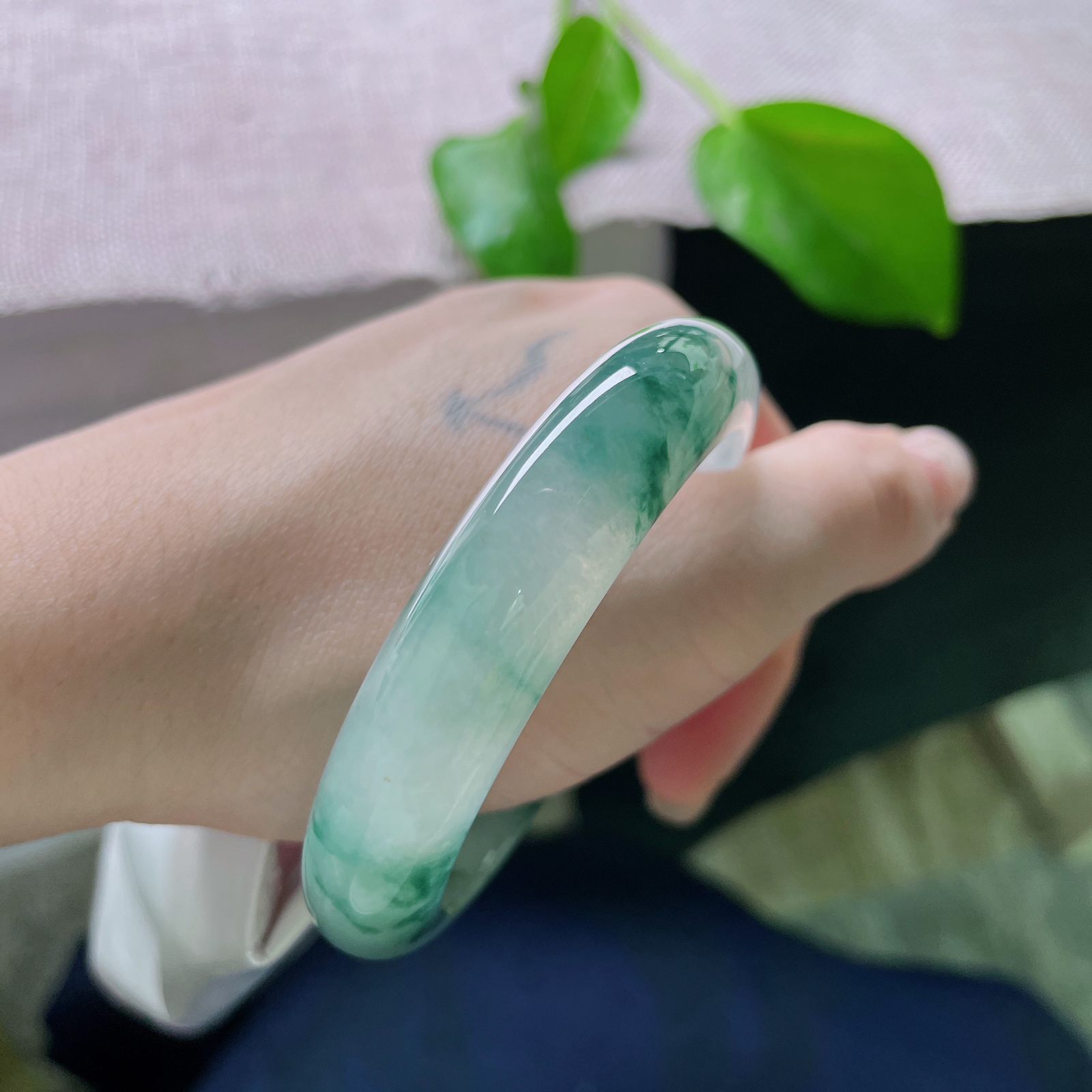 52.5/12.2/8飘花正圈，冰润细腻，飘花流转，尽显温润贵气，上手低调奢华，贵气，ss50471a..