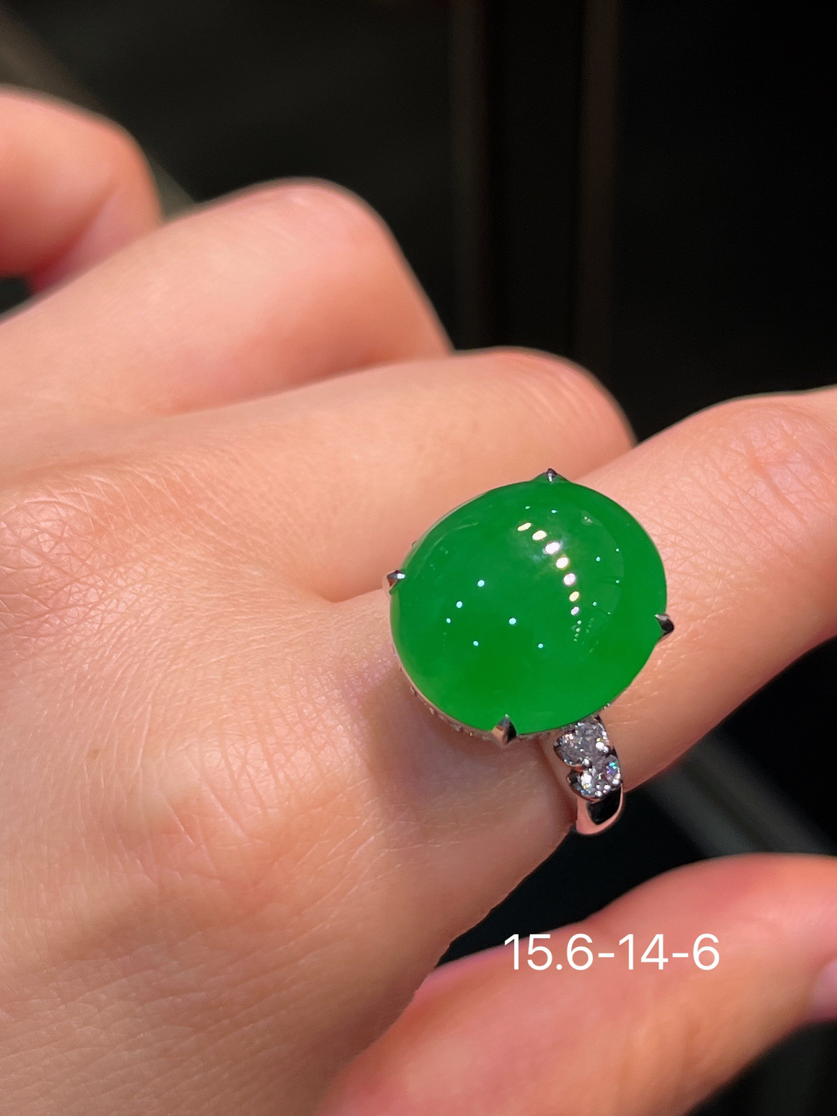 天然缅a翡翠 满绿蛋面戒指
裸石尺寸15.6-14-6mm