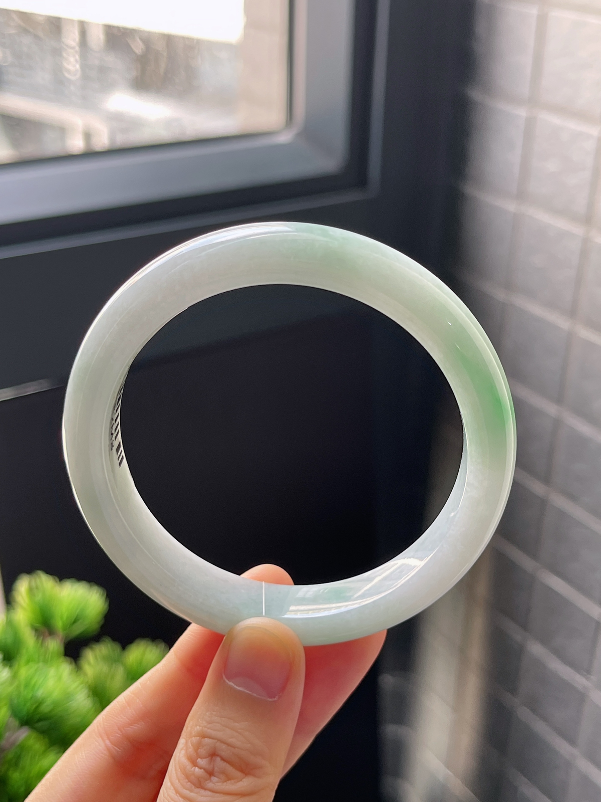 正圈57圈口，翡翠糯化种飘绿手镯