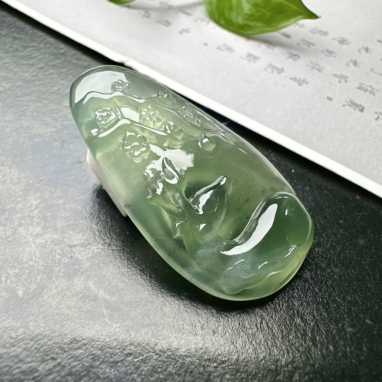 【冰种晴底梅花鹿吊坠】一路有你，料子纯净，种老细腻，有强胶感，起强荧光，佩戴寓意上佳。