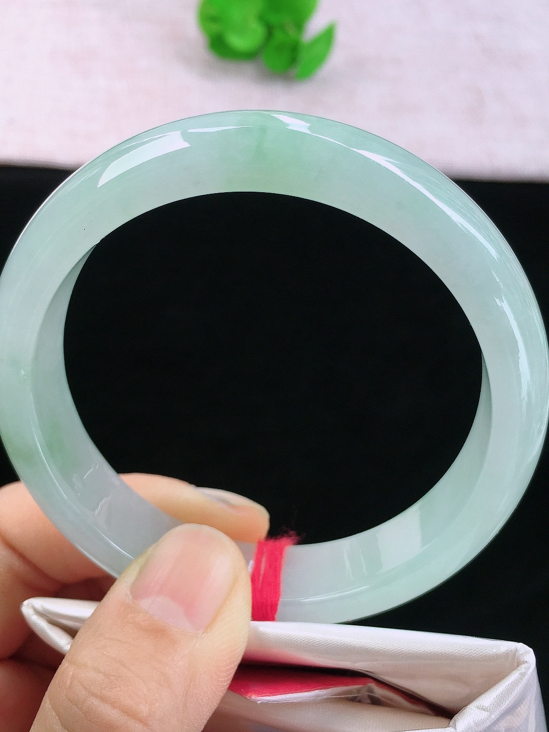 正圈60-61可戴，种老水足，尺寸60.2/13.8/8mm，底色大圈口正圈翡翠手镯..