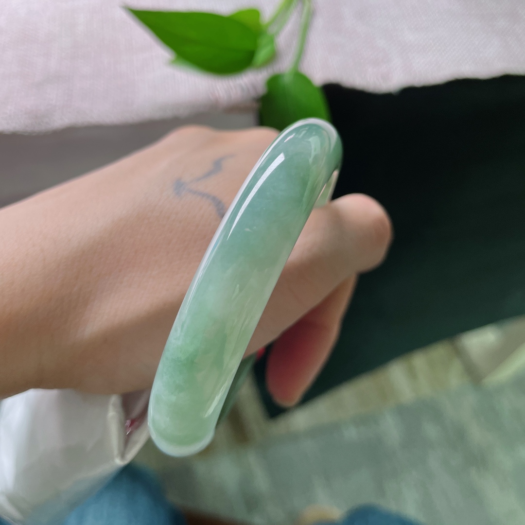 57.6/12.2/8.5绿底正圈，水润细腻，清新俊逸，贵气，无裂，ss52646a