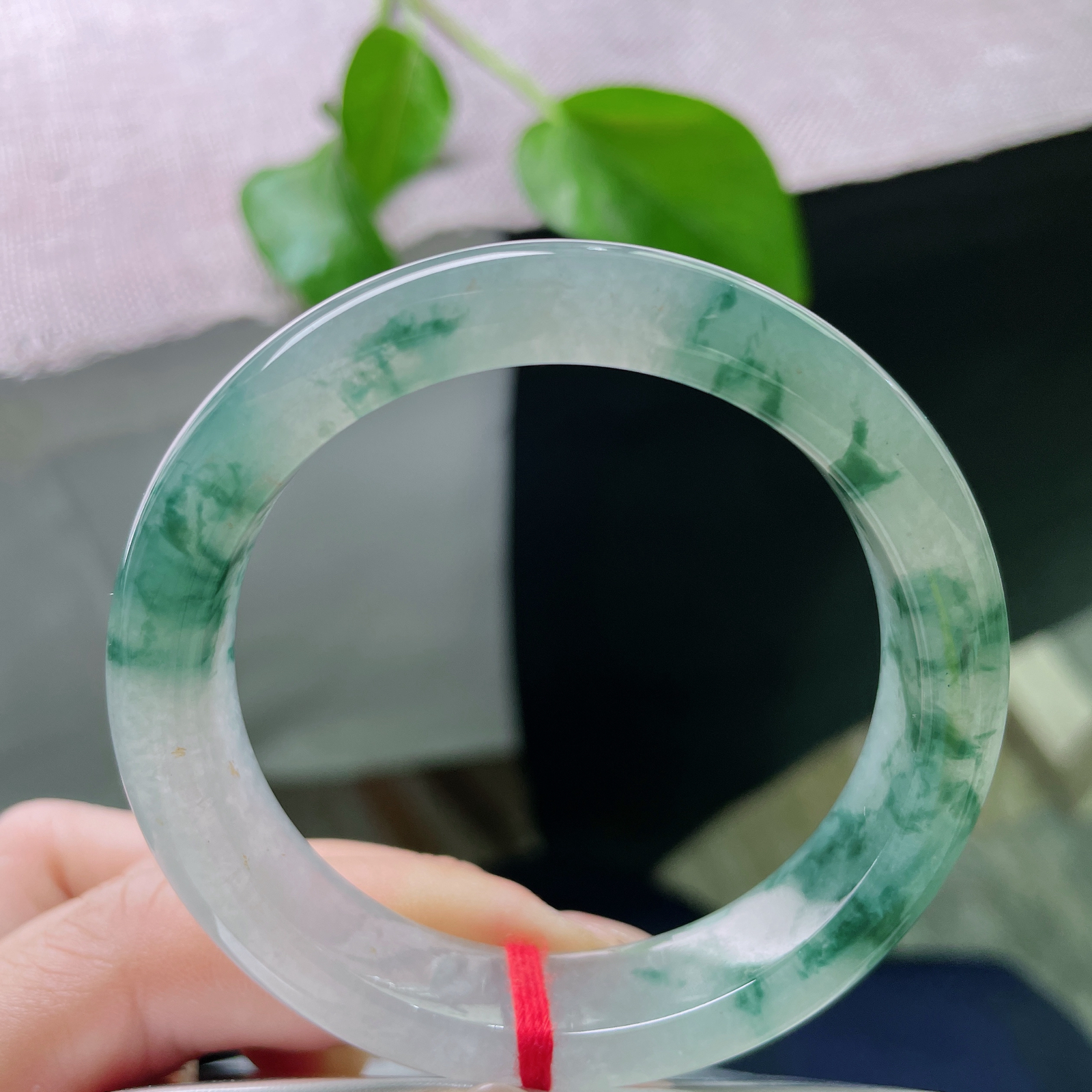 52.5/12.2/8飘花正圈，冰润细腻，飘花流转，尽显温润贵气，上手低调奢华，贵气，ss50471a..