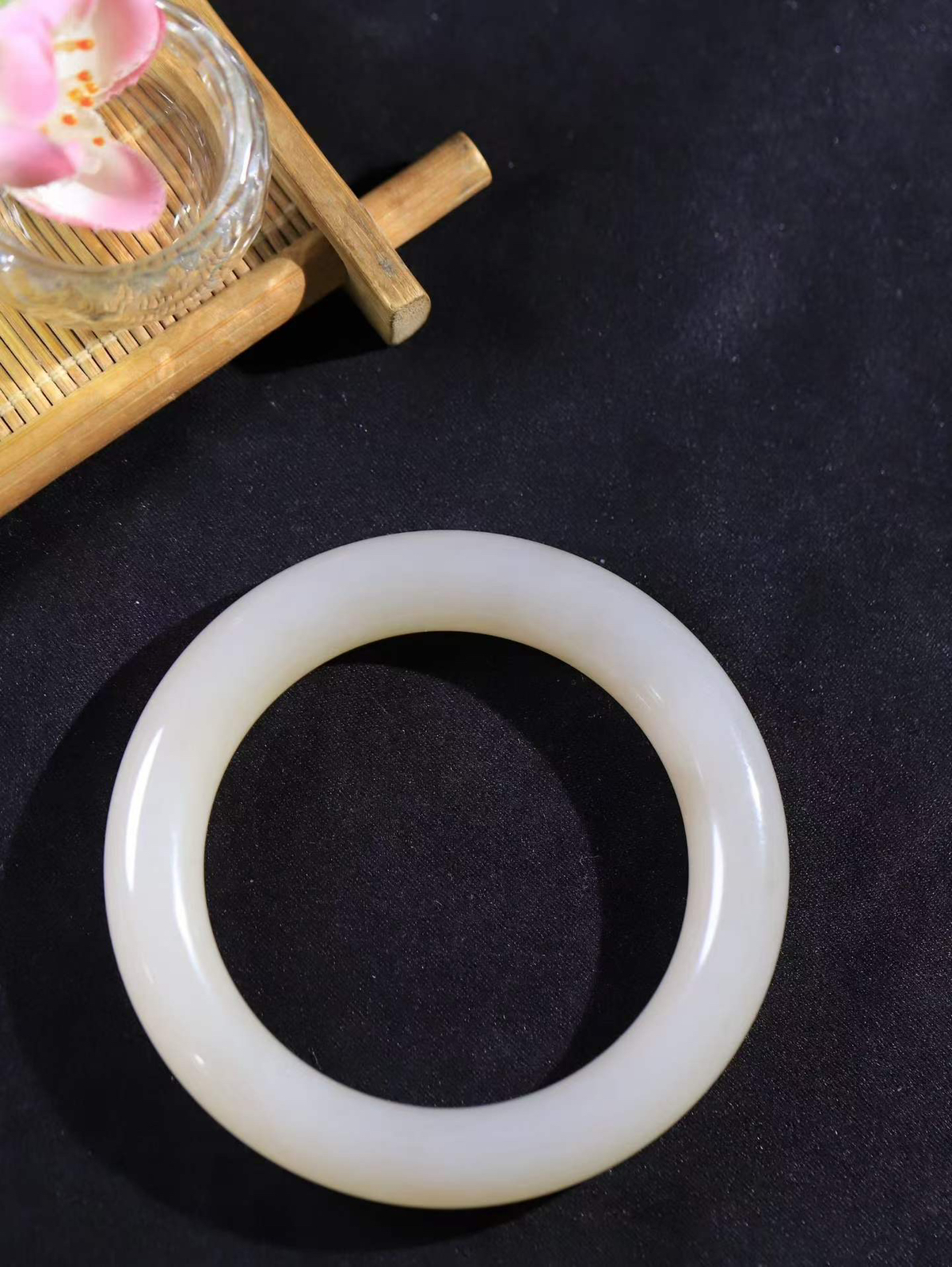 【粉黛.手镯】

精品️和田玉藕粉圆条手镯
仙女藕粉手镯
馥郁芬芳 油糯饱满
气质温婉尔雅 甜甜的藕粉色
质地如膏似脂 少女感十足
精工打磨 手感上佳
内径55mm尺寸11.5-11.2mm 重64.5克 9350800T
