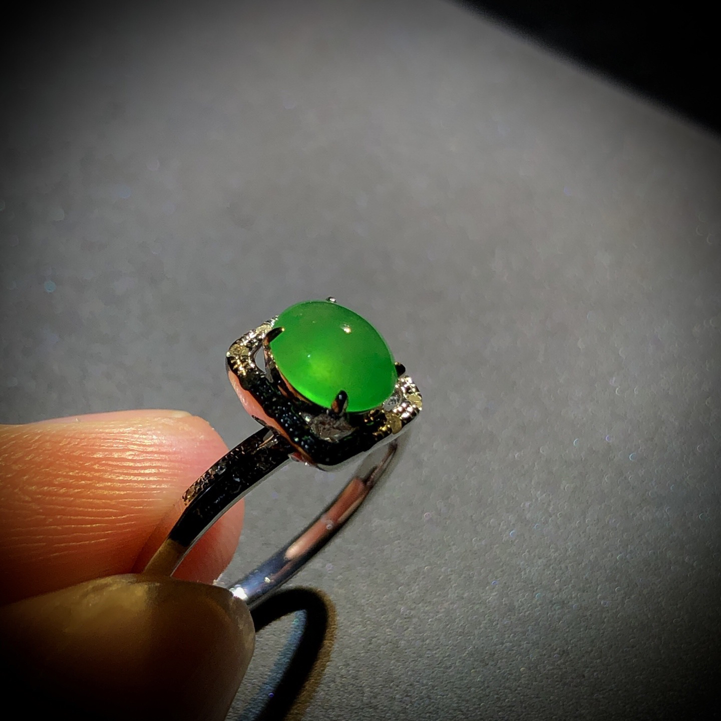 秒杀特惠专拍链接
绿戒指，裸石约6.8-5.6-3mm，
14#，18K金，南非钻，