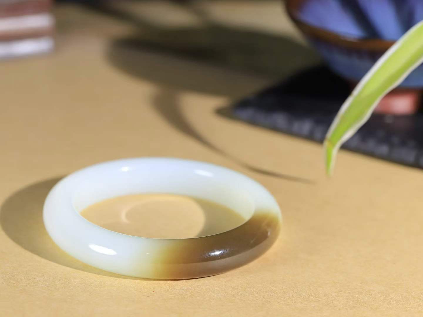（温柔雅致.手镯）

精品️和田玉糖白玉手镯。镯型饱满，温润细腻，脂润沁香。️执一卷书，沏一盏茶，着一袭裙，戴一只镯。淡淡浅笺，素心若兰，静赏玉中诗画。悠悠岁月，芊手轻摘，盛满诗样芳华。重61.5克   内径57克  尺寸12.4-9.6mm    FDA-32501000