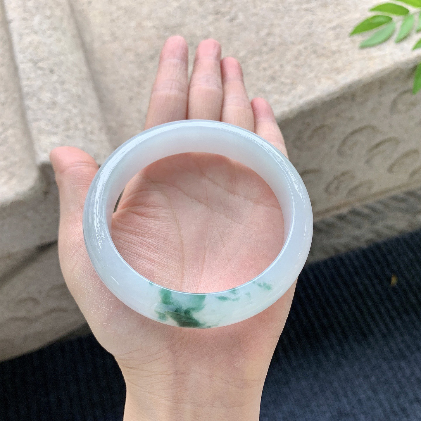 正圈60 61
【圈口】61.6/14.6/8.6
【描述】细糯飘花，水润，种老，细腻，无裂纹！..