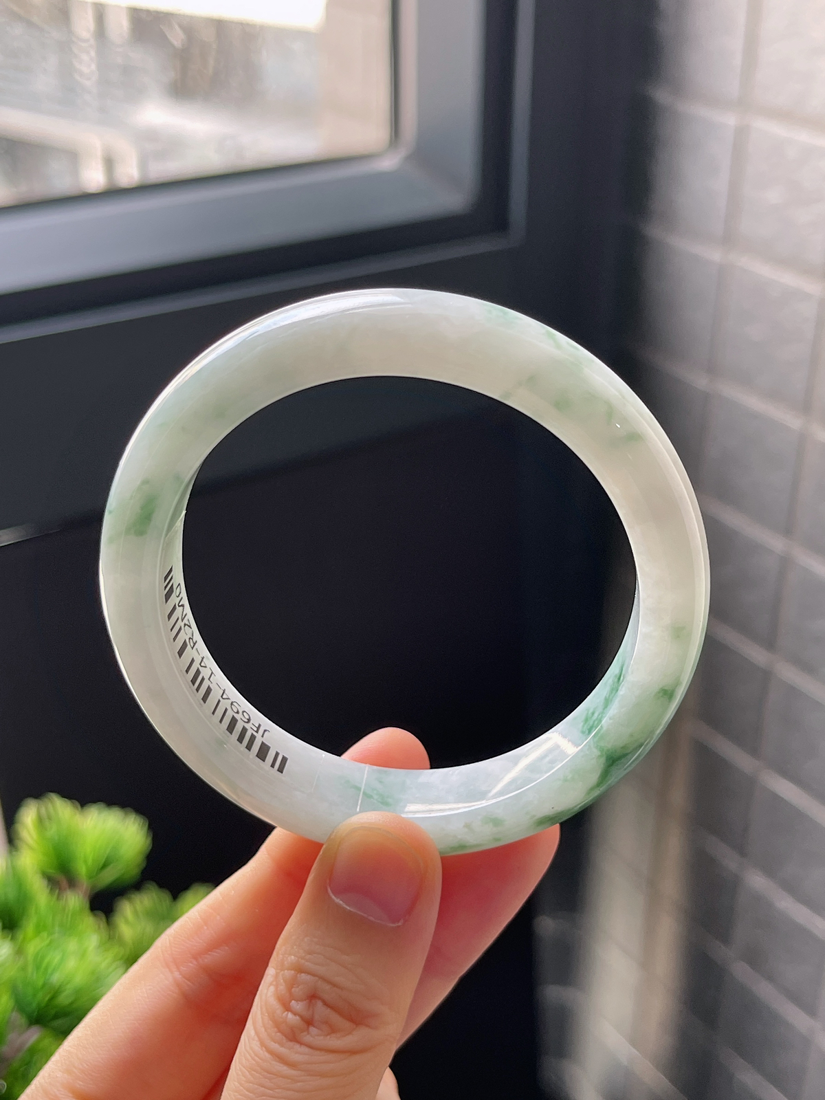 正圈55圈口，翡翠糯化种飘绿手镯