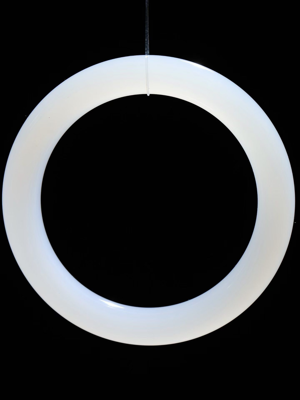 【情有独钟.手镯】

精品和田玉冰底白玉圆条手镯 玉质温润细腻 油性十足 手感舒适，高华雅逸，线条流畅，简约大气，美自天成，素雅高贵。佩戴于腕间，婉约之美，举手投足间透出那低调奢华。内径54.5mm尺寸9.4-9.4mm重43克9950877T