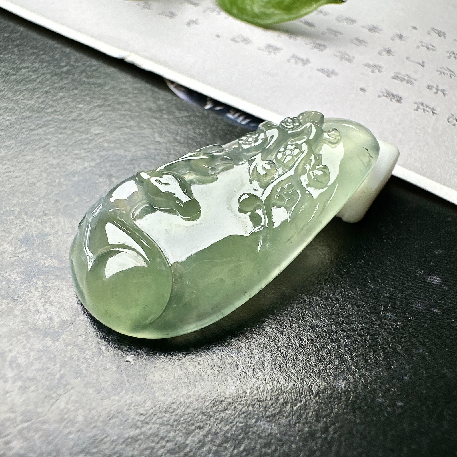 【冰种晴底梅花鹿吊坠】一路有你，料子纯净，种老细腻，有强胶感，起强荧光，佩戴寓意上佳。