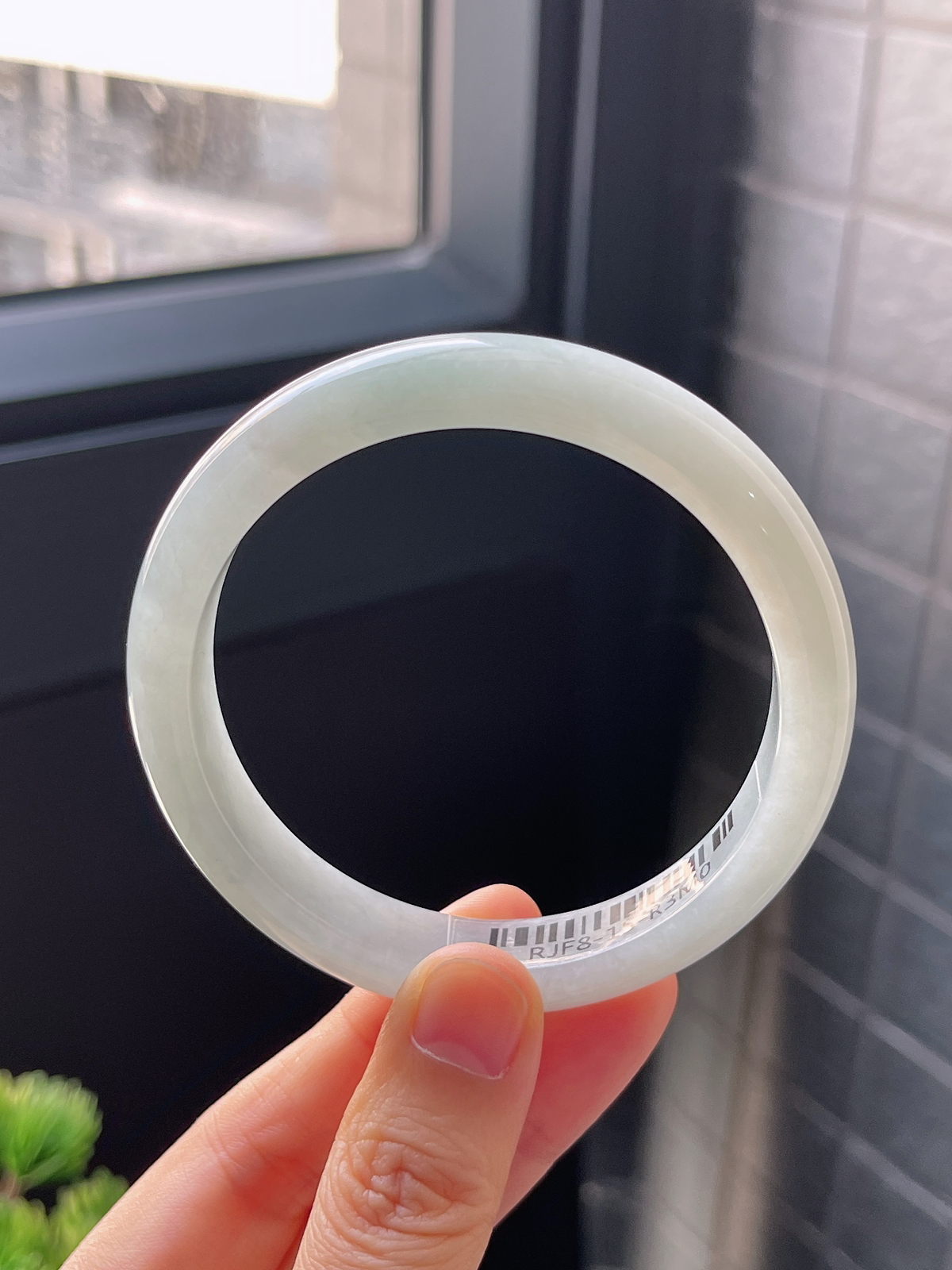 正圈57圈口，翡翠糯化种淡绿色手镯