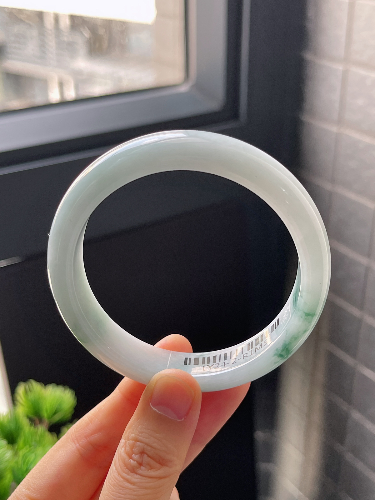 正圈57.2圈口，翡翠糯化种飘绿手镯