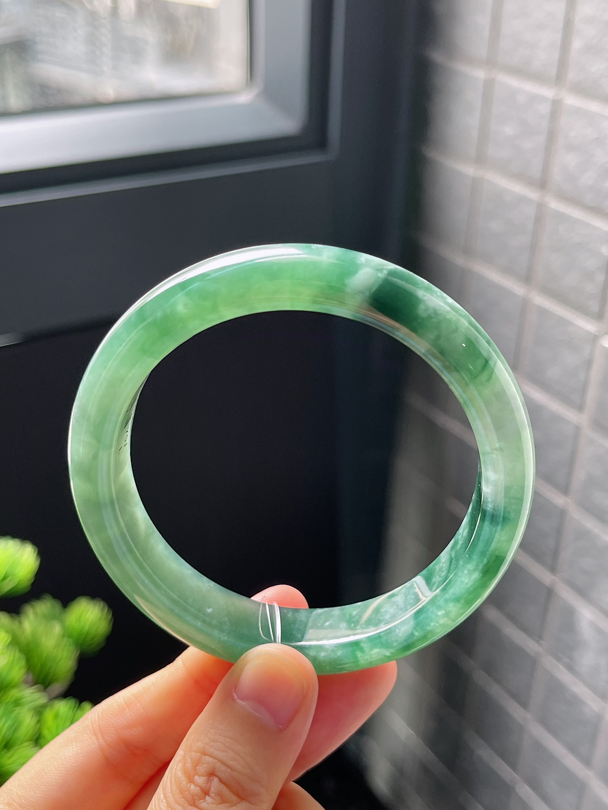 正圈57圈口，翡翠冰糯种飘绿手镯