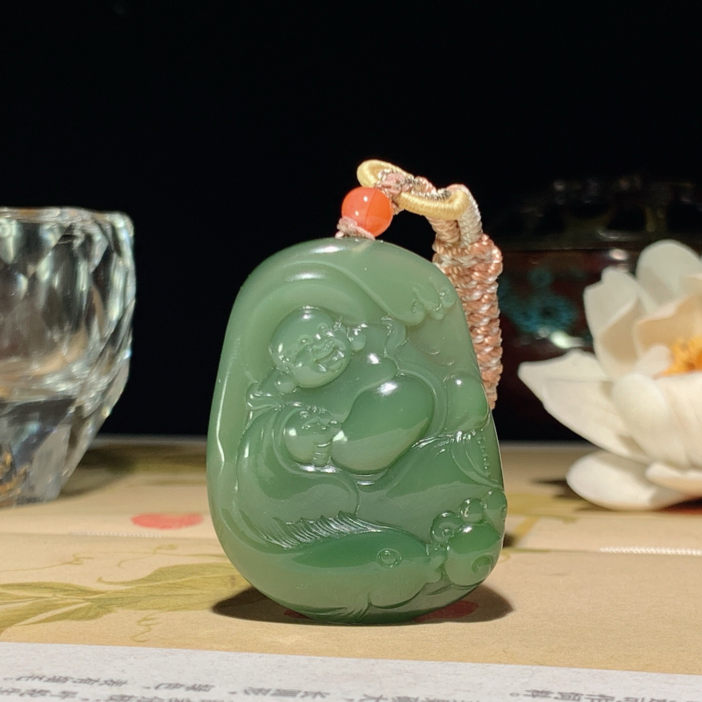 和田玉粉青俄罗斯碧玉佛引福来挂件。尺寸40/31/7重19克。玉质细腻油润。无裂无杂无结构 手推出油